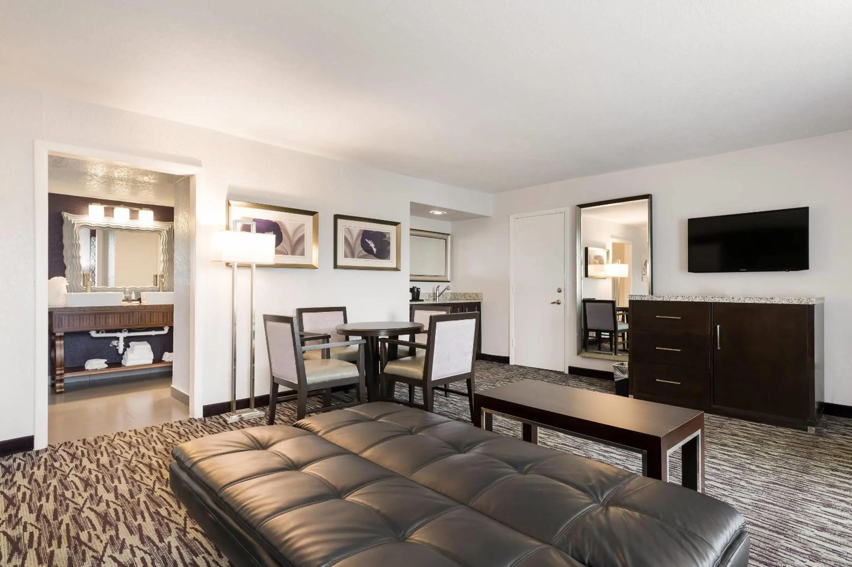 Bedroom in Clarion Inn & Suites Across From Universal Orlando Resort