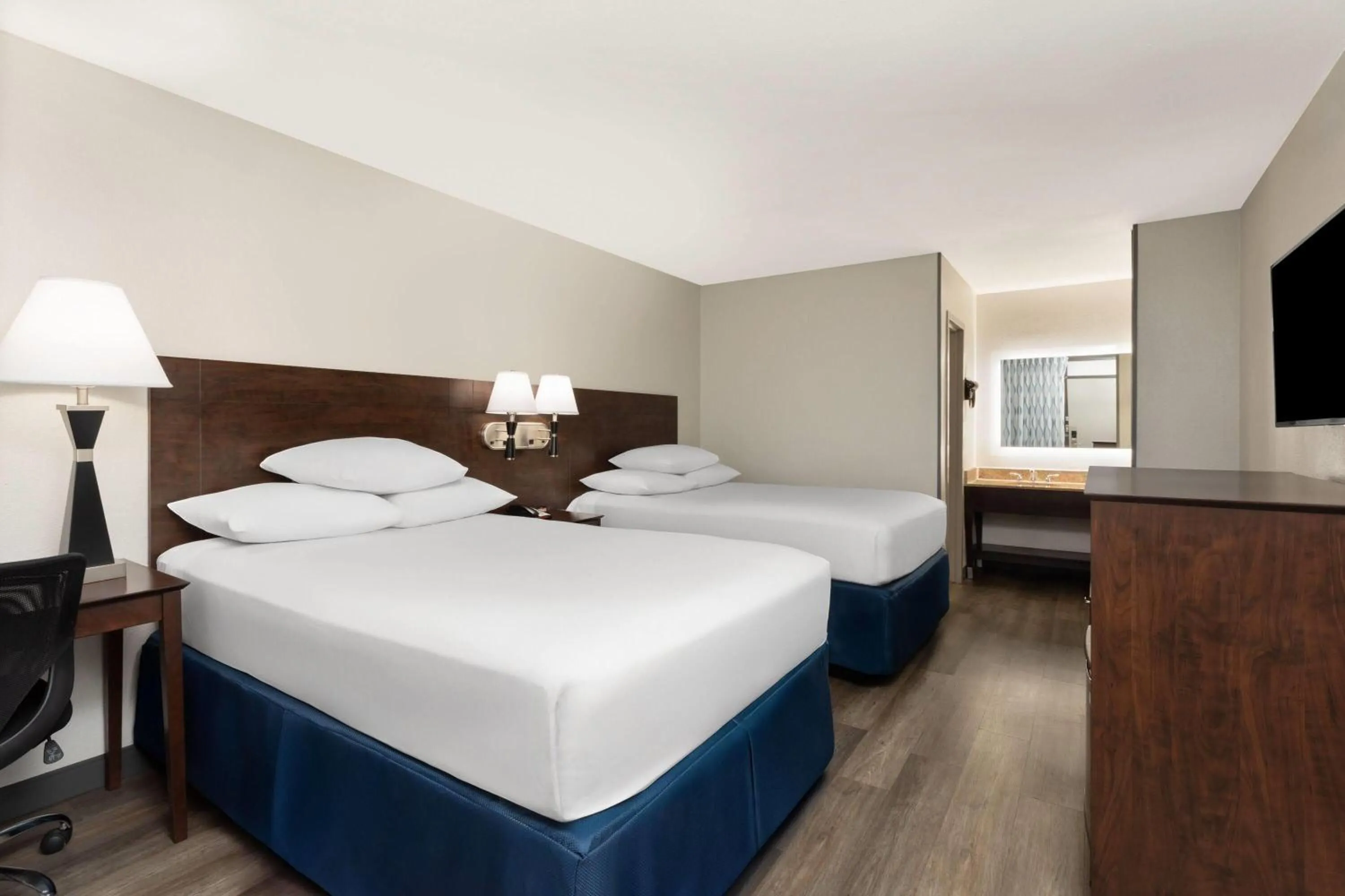 Photo of the whole room, Bed in Days Inn by Wyndham Orlando Conv. Center/International Dr