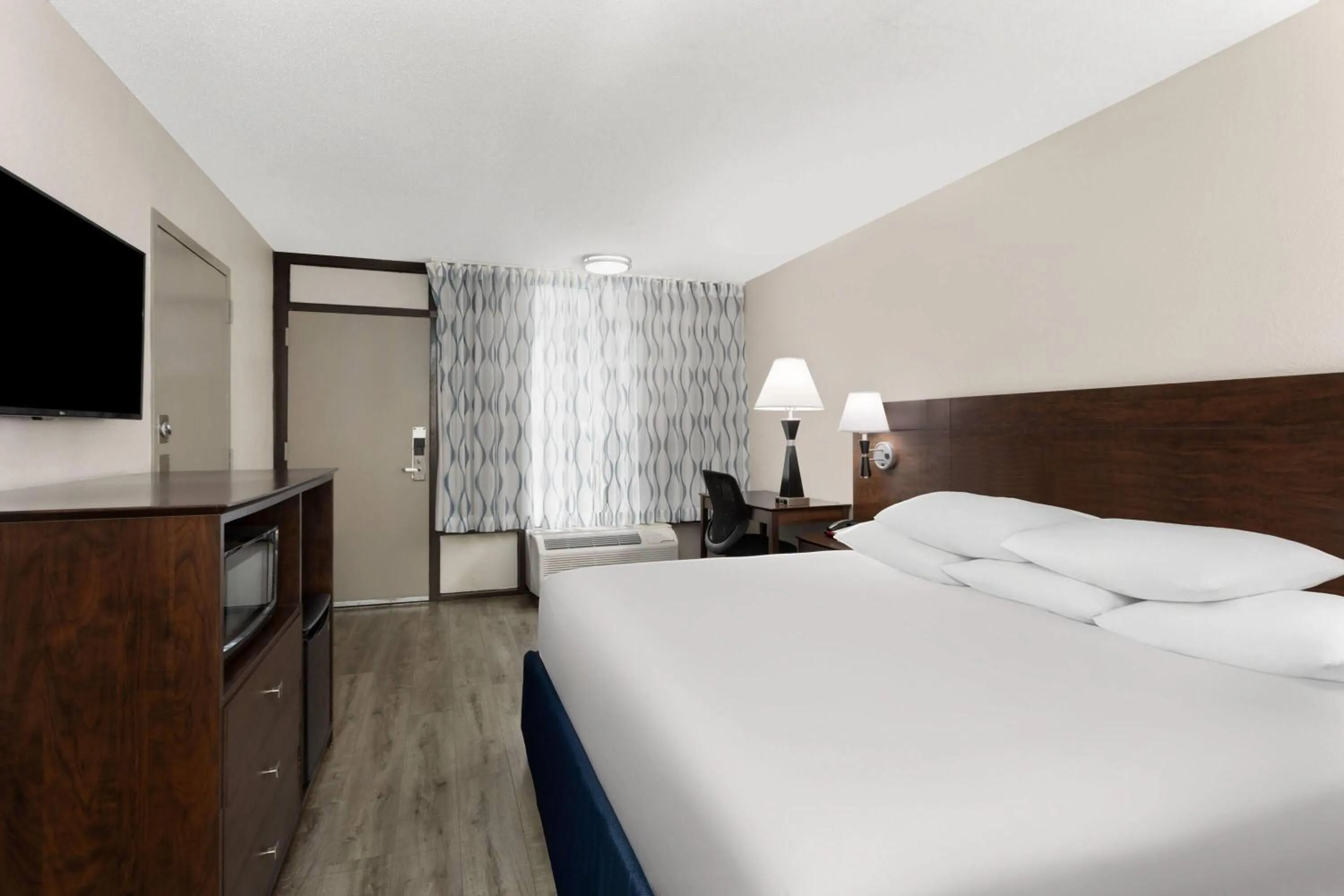 Photo of the whole room, Bed in Days Inn by Wyndham Orlando Conv. Center/International Dr
