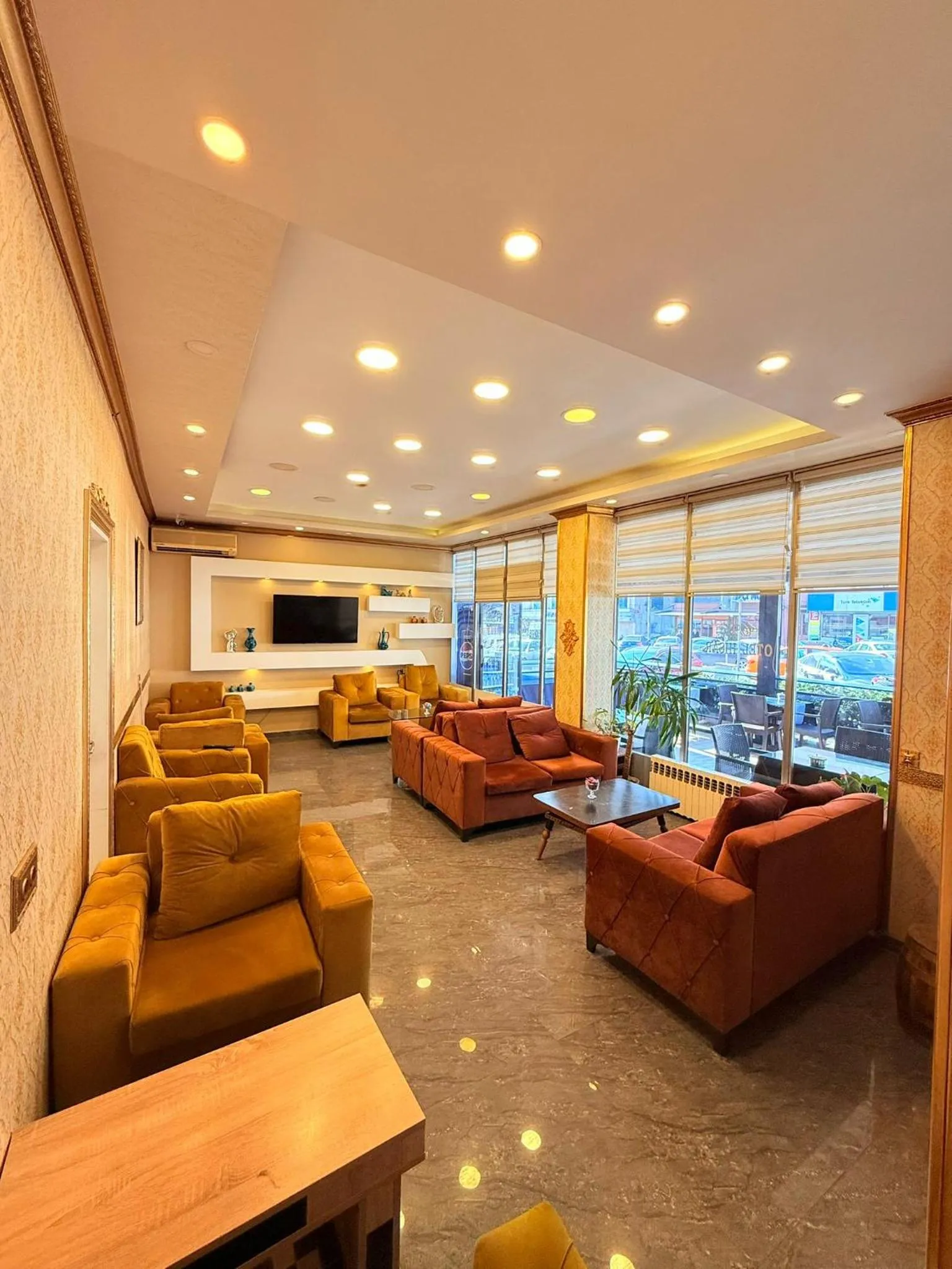 Communal lounge/ TV room in HİSAR HOTEL