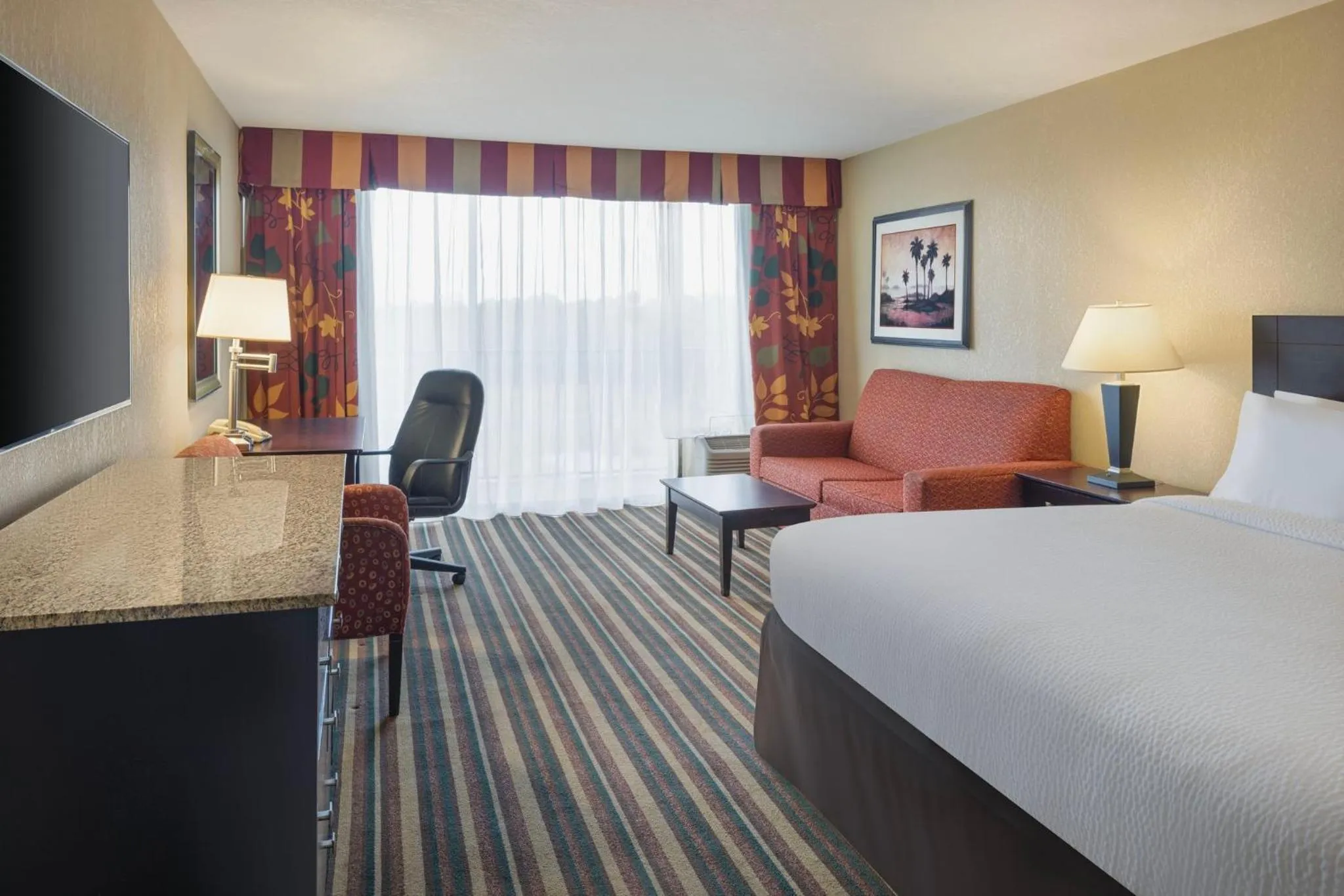 Photo of the whole room, Bed in Holiday Inn & Suites Orlando SW - Celebration Area by IHG