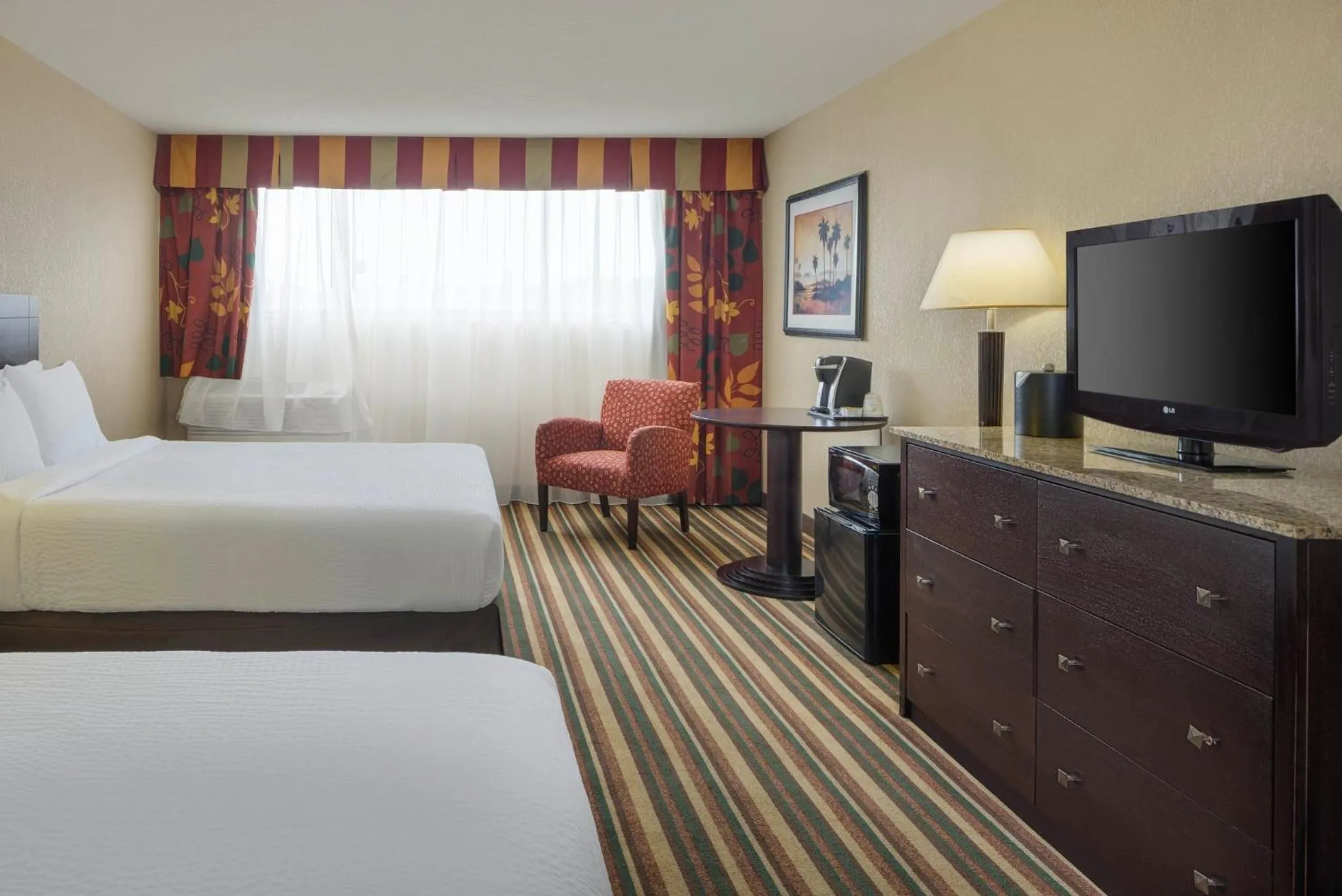 Photo of the whole room, Bed in Holiday Inn & Suites Orlando SW - Celebration Area by IHG