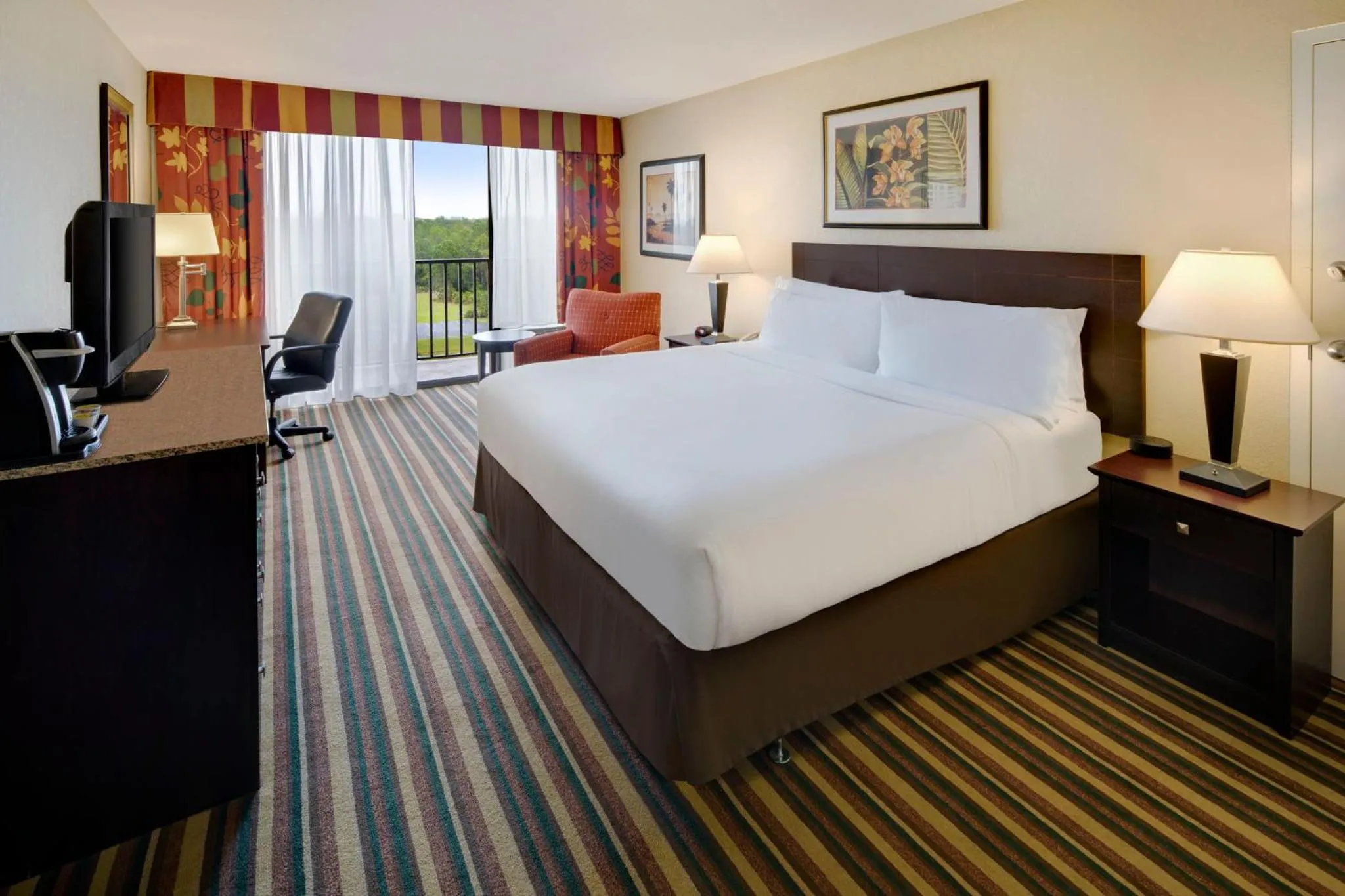 Photo of the whole room, Bed in Holiday Inn & Suites Orlando SW - Celebration Area by IHG