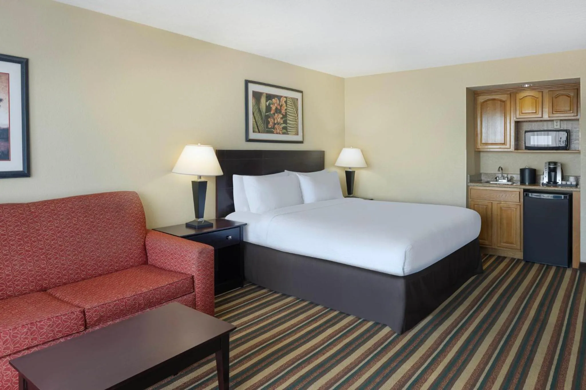 Photo of the whole room, Bed in Holiday Inn & Suites Orlando SW - Celebration Area by IHG