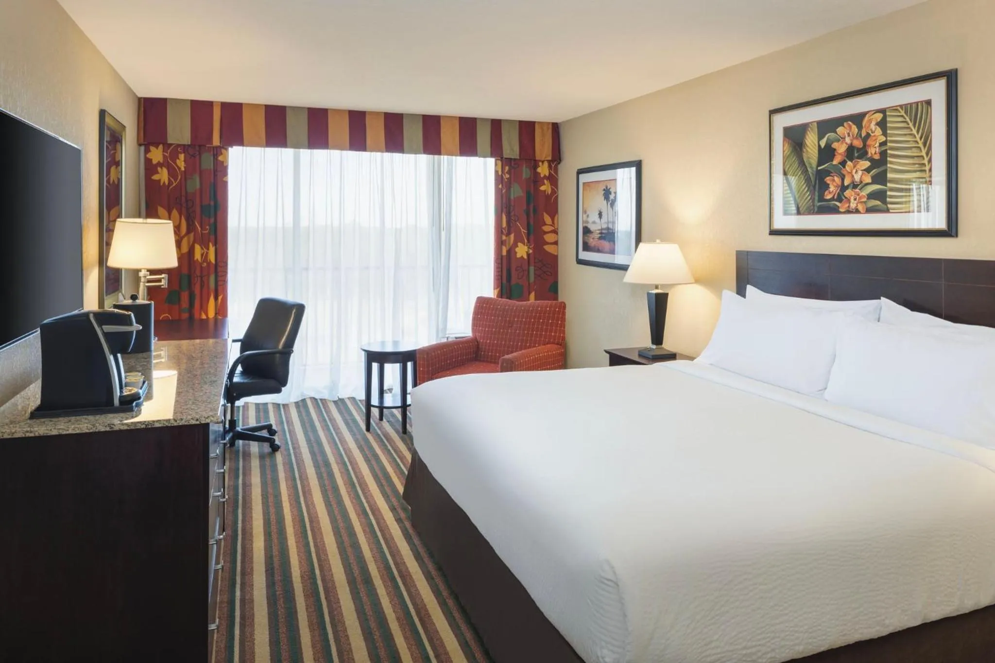 Photo of the whole room, Bed in Holiday Inn & Suites Orlando SW - Celebration Area by IHG