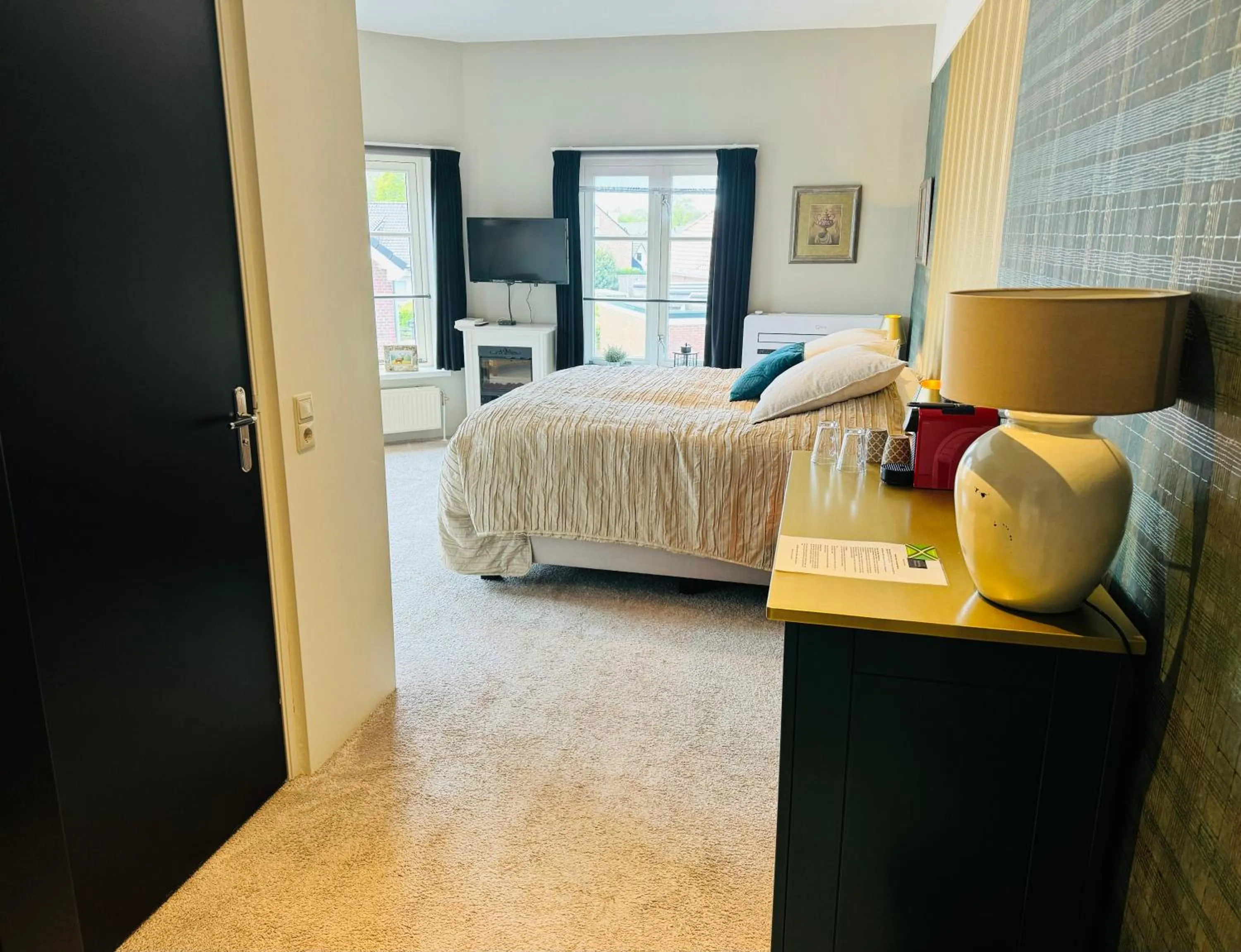 Seating area, Bed in B&B De Dorpshoeve