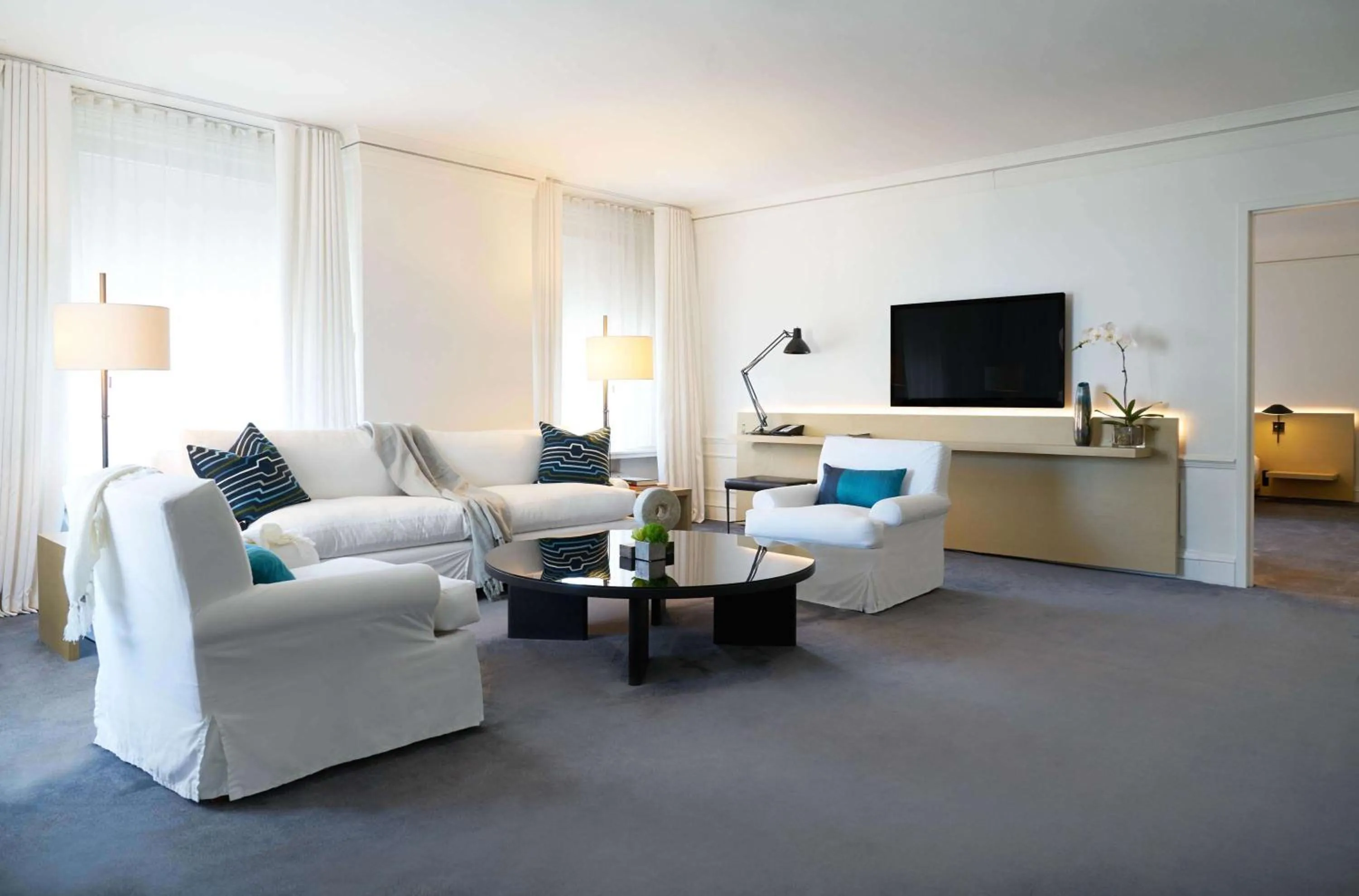 Photo of the whole room in Ambassador Chicago, part of JdV by Hyatt