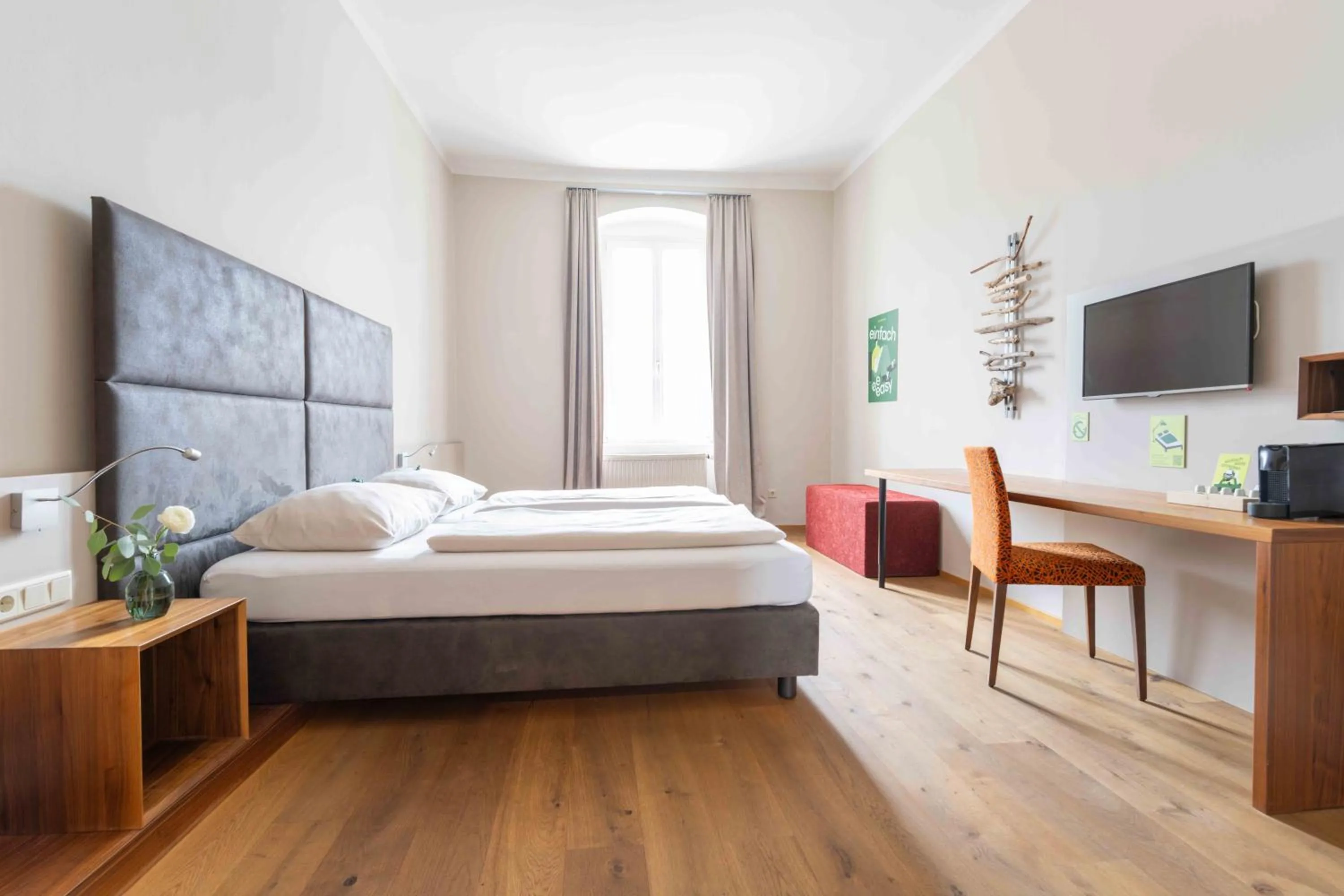 Photo of the whole room, Bed in eee Hotel Perg