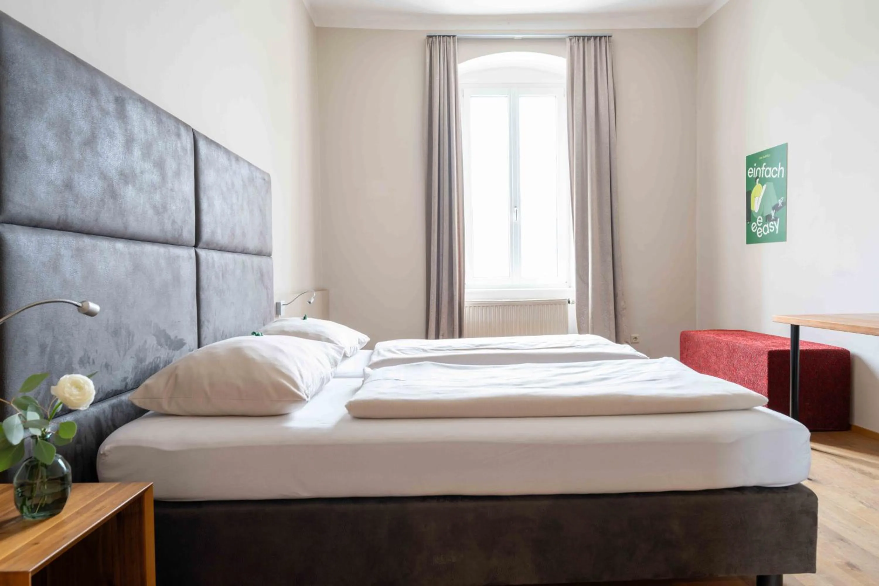 Photo of the whole room, Bed in eee Hotel Perg