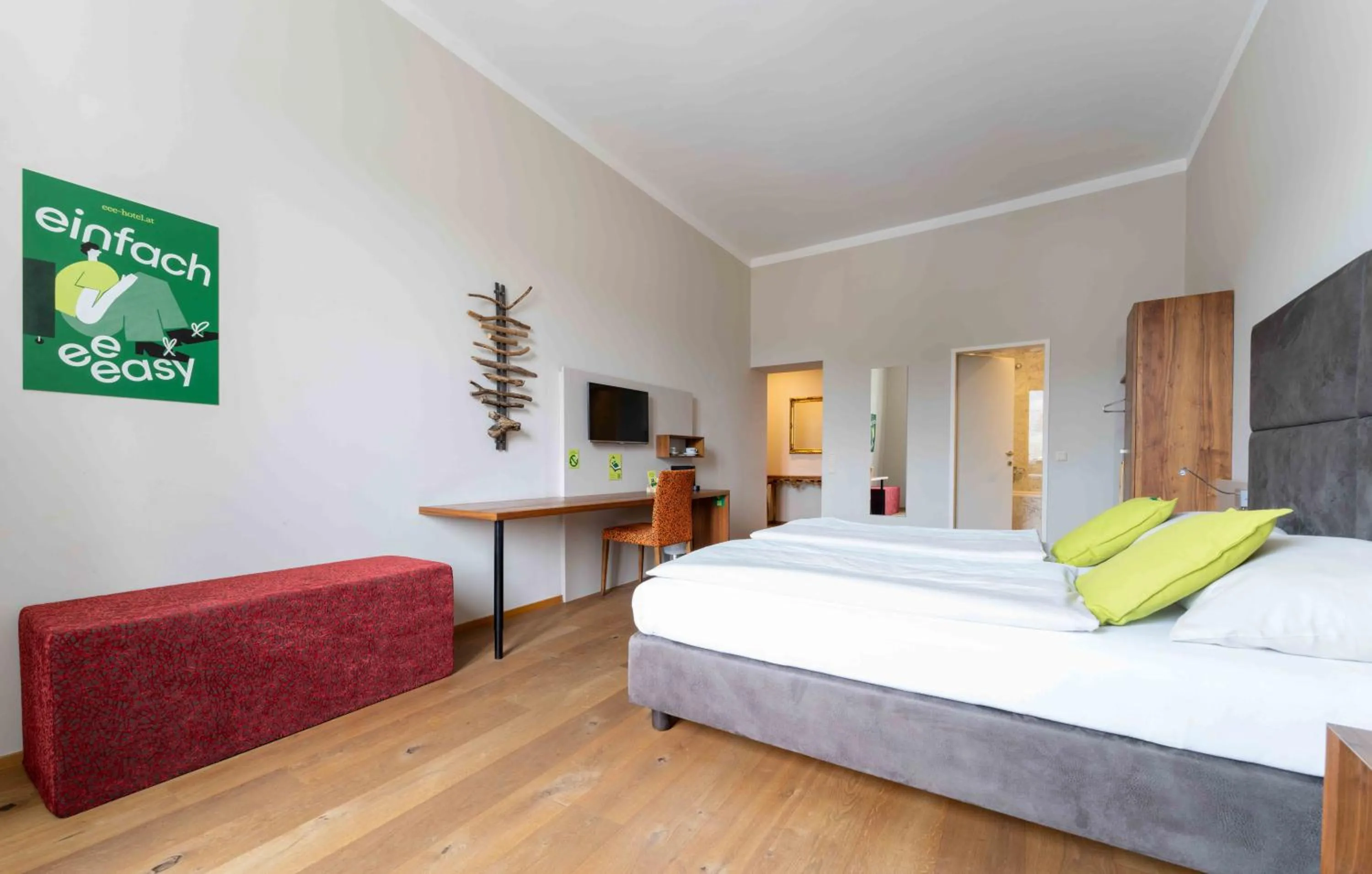 Photo of the whole room, Bed in eee Hotel Perg