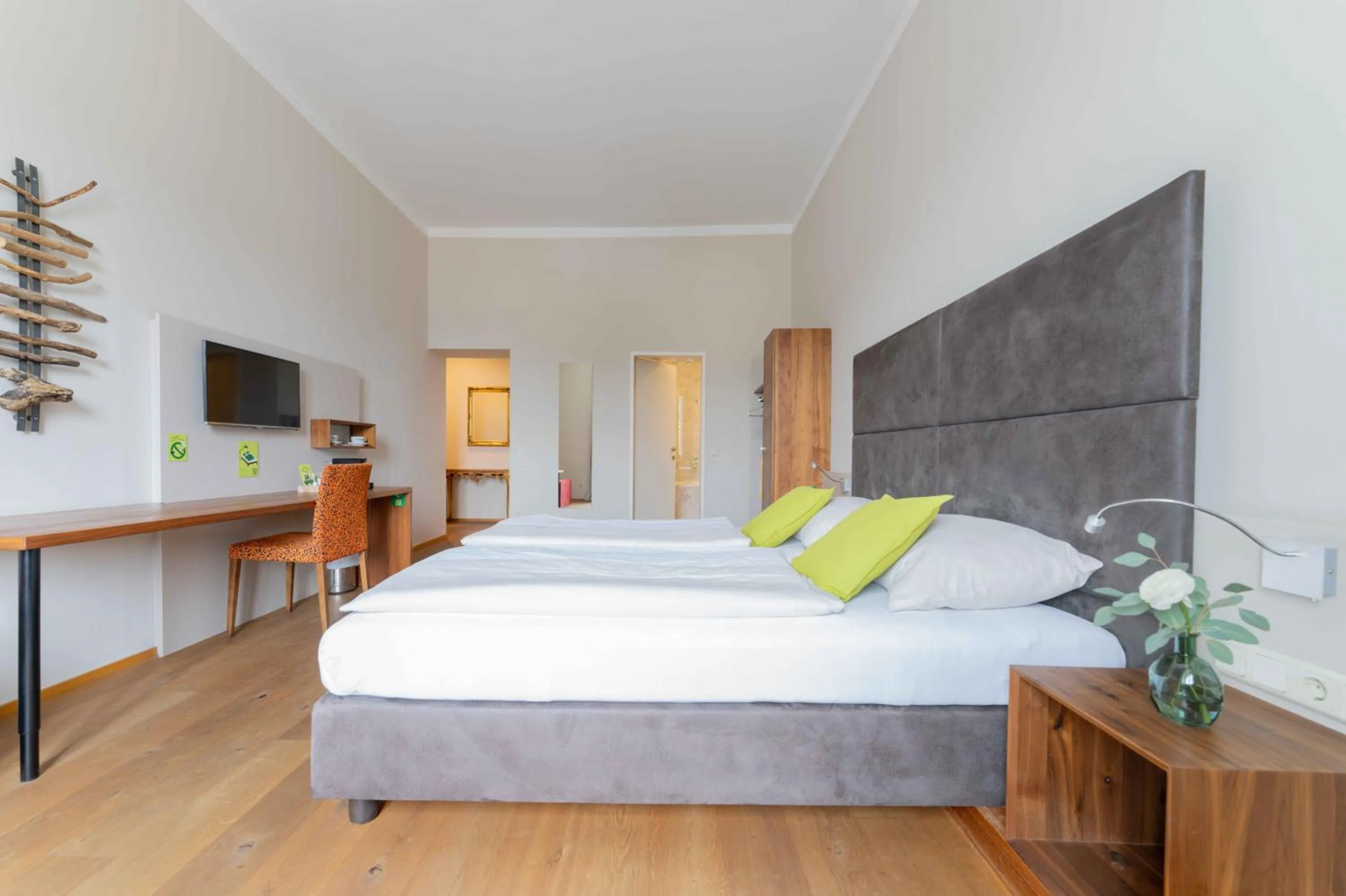 Photo of the whole room, Bed in eee Hotel Perg