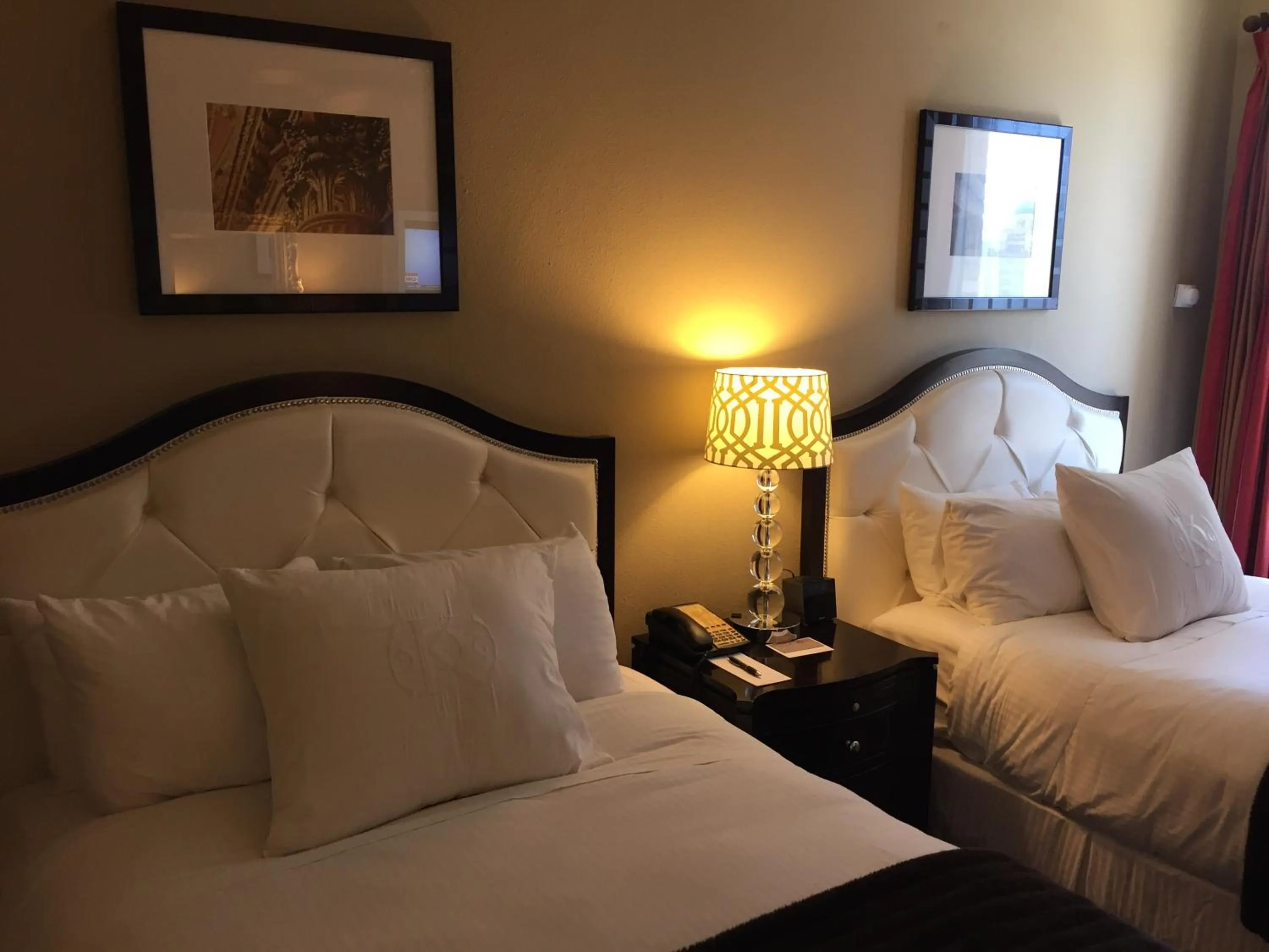 Bed in Kensington Park Hotel