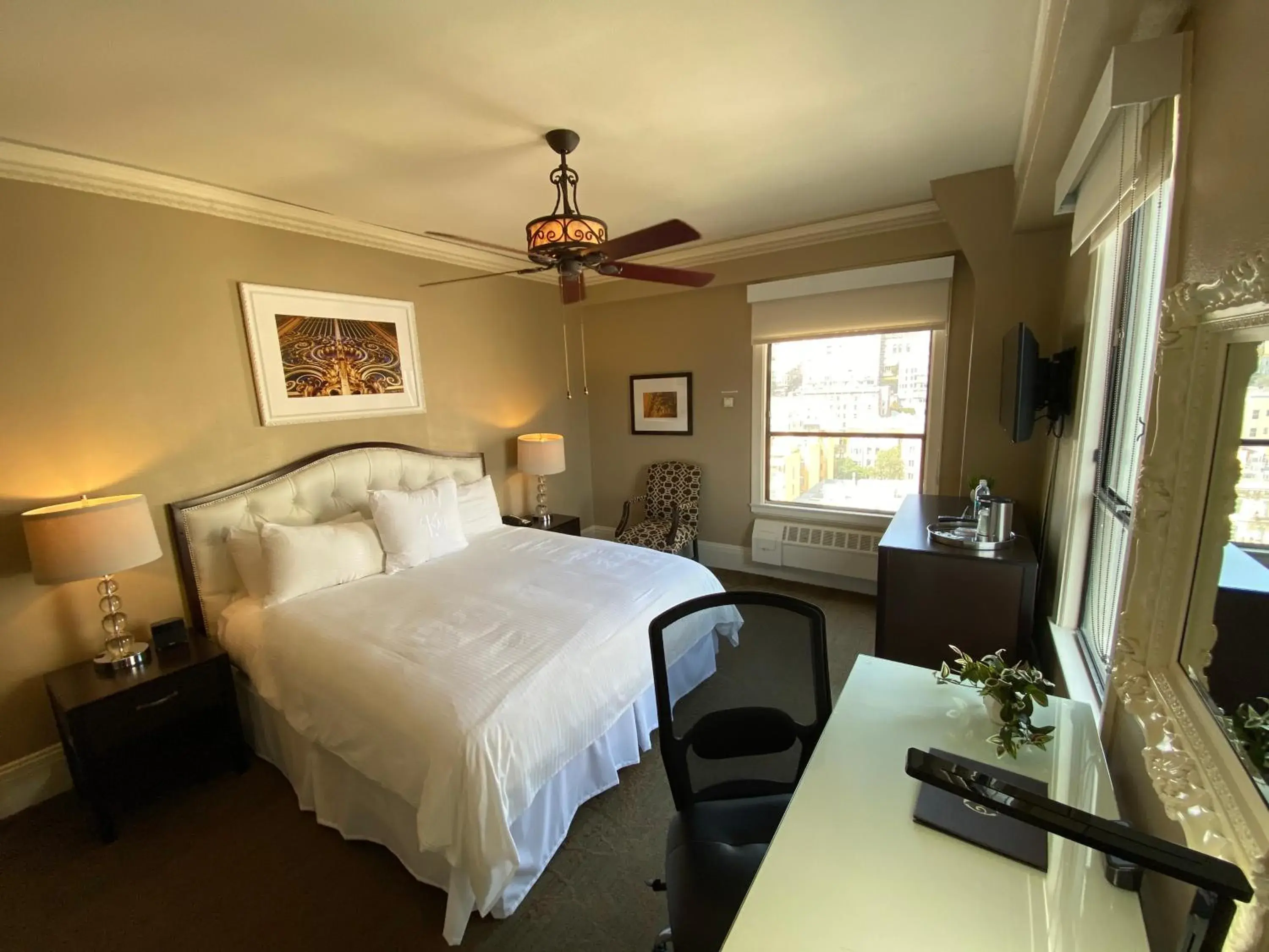 Deluxe King Room in Kensington Park Hotel Deluxe King Room in Kensington Park Hotel