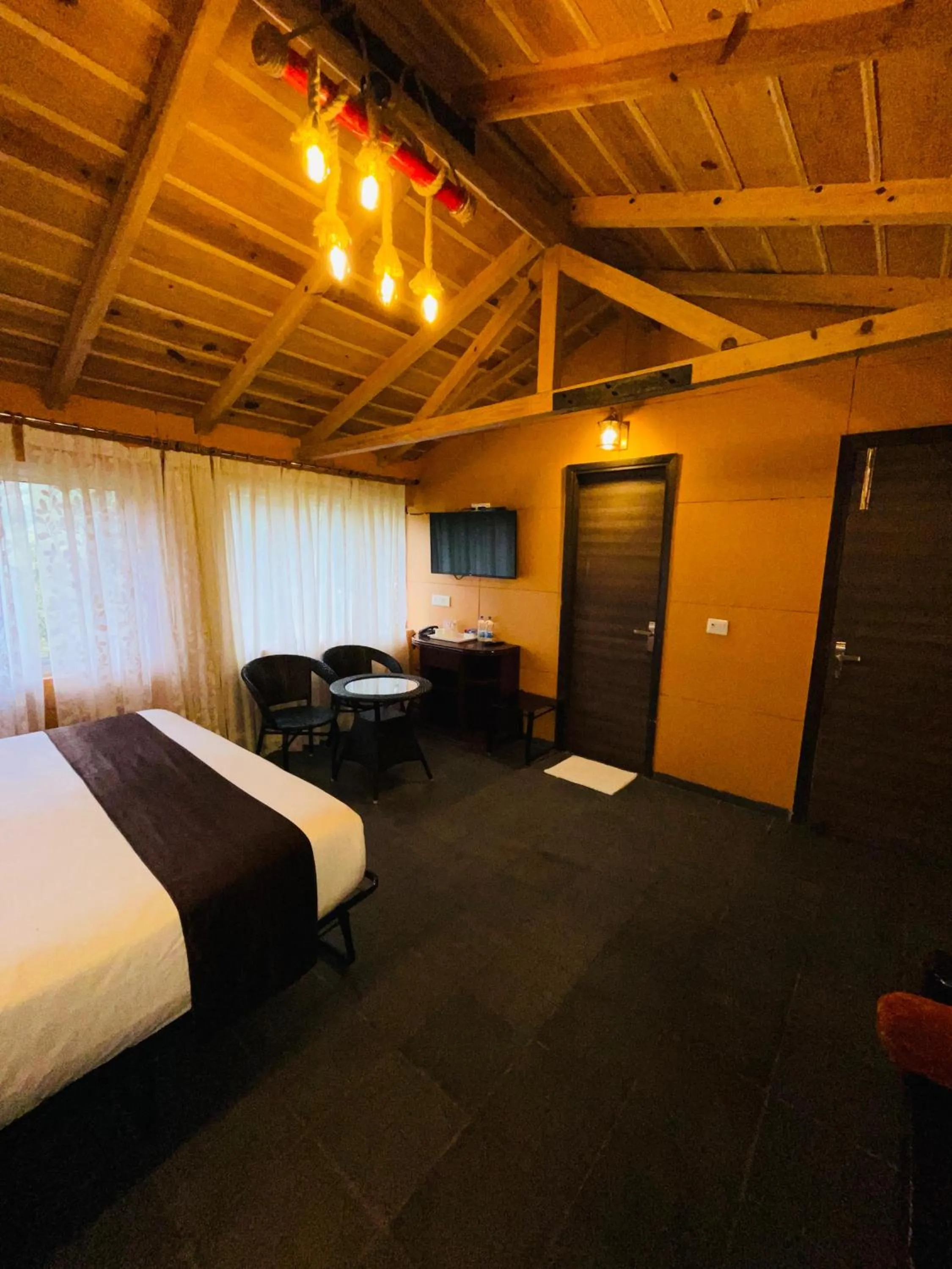 Bedroom, Bed in Sea Hawk - Luxury Hill Resort 4 mins from Bhimtal Lake