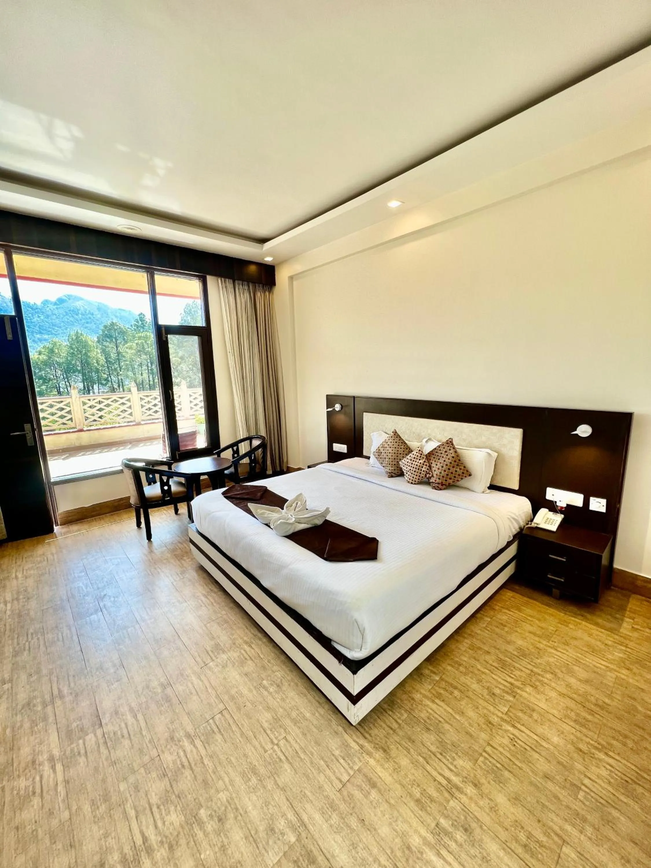 Bedroom, Bed in Sea Hawk - Luxury Hill Resort 4 mins from Bhimtal Lake
