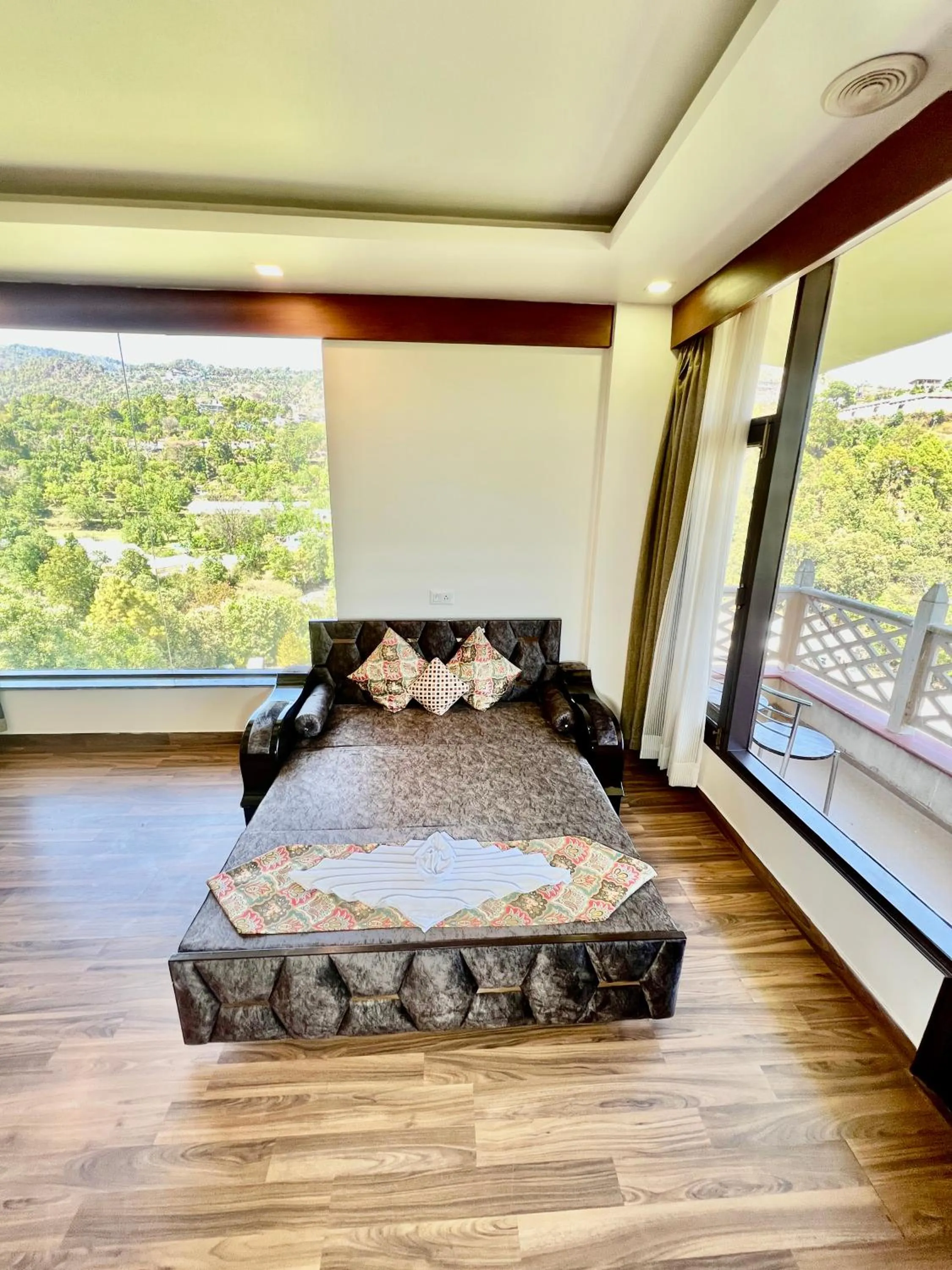 Bed in Sea Hawk - Luxury Hill Resort 4 mins from Bhimtal Lake
