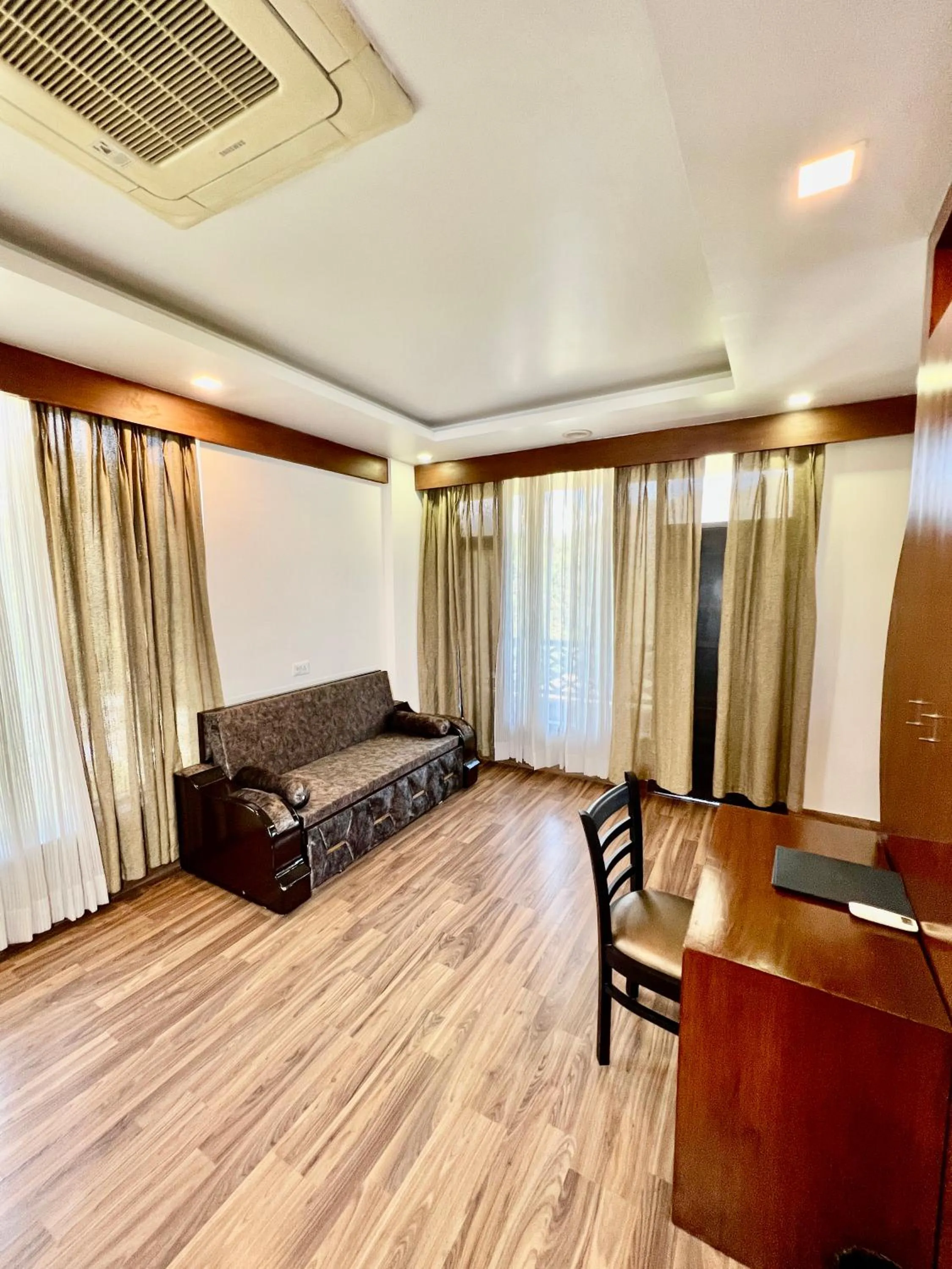 Living room in Sea Hawk - Luxury Hill Resort 4 mins from Bhimtal Lake