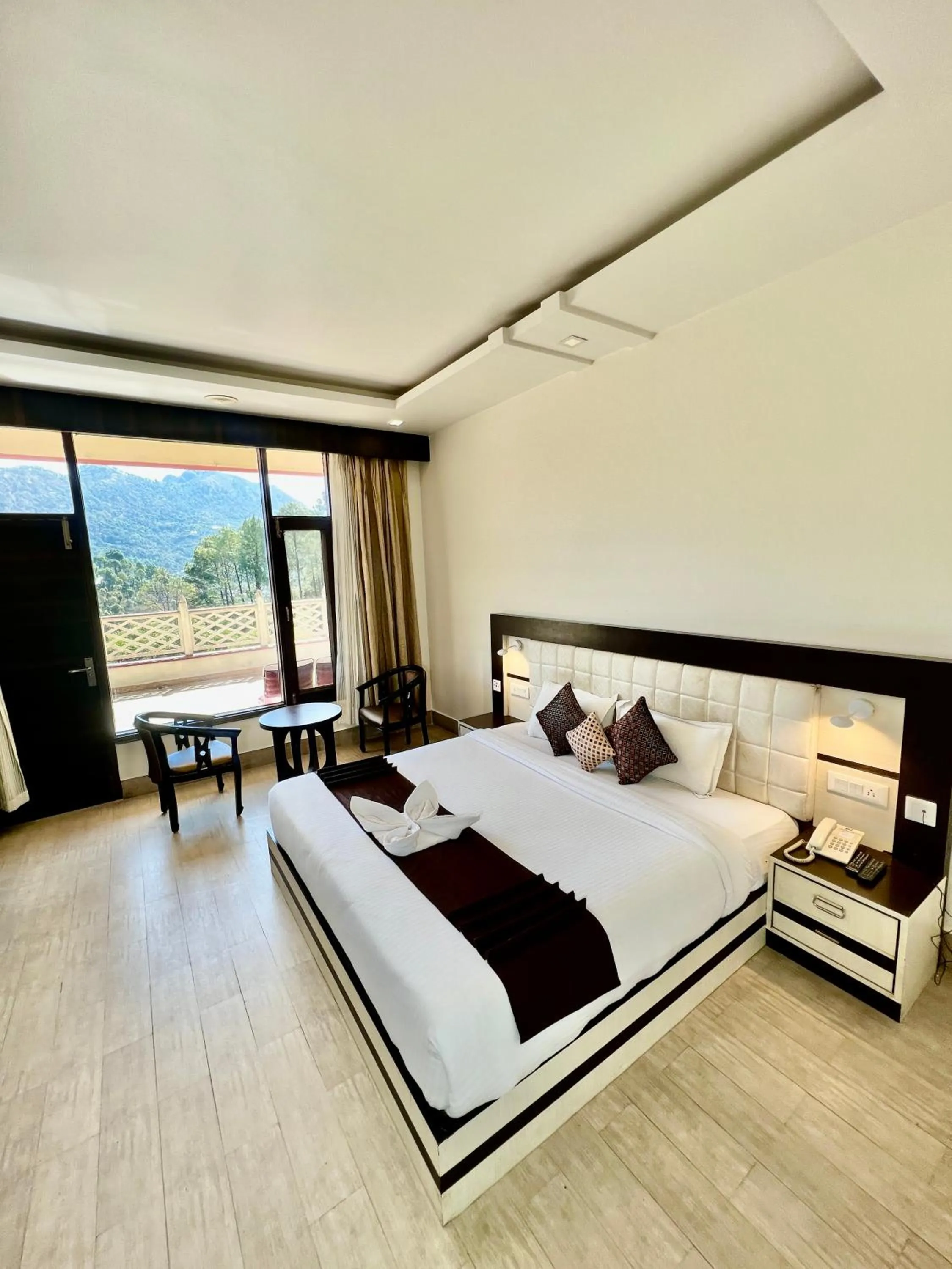 Bedroom, Bed in Sea Hawk - Luxury Hill Resort 4 mins from Bhimtal Lake