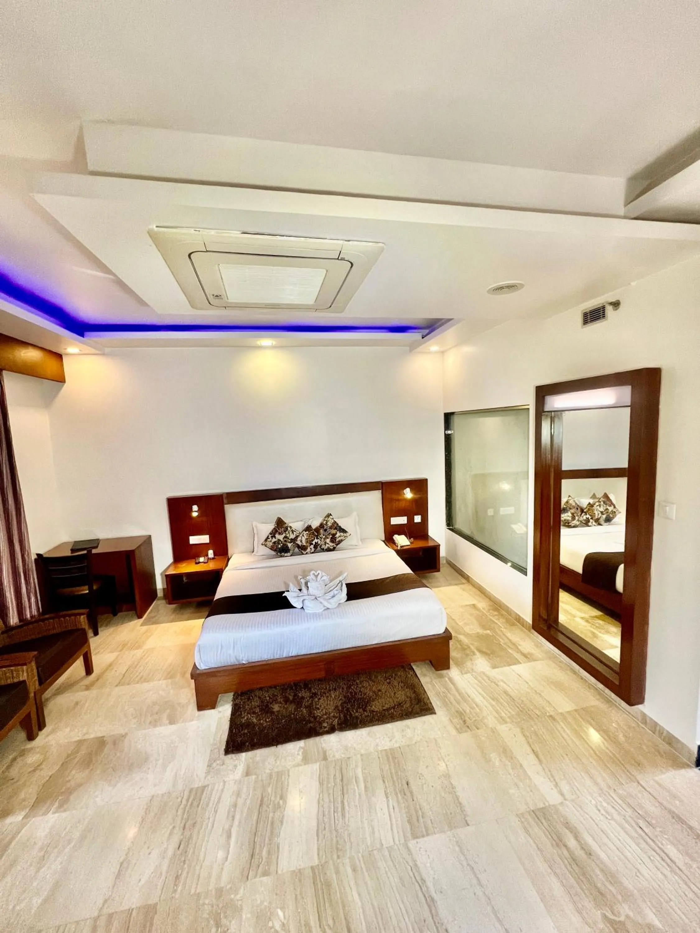 Bedroom, Bed in Sea Hawk - Luxury Hill Resort 4 mins from Bhimtal Lake