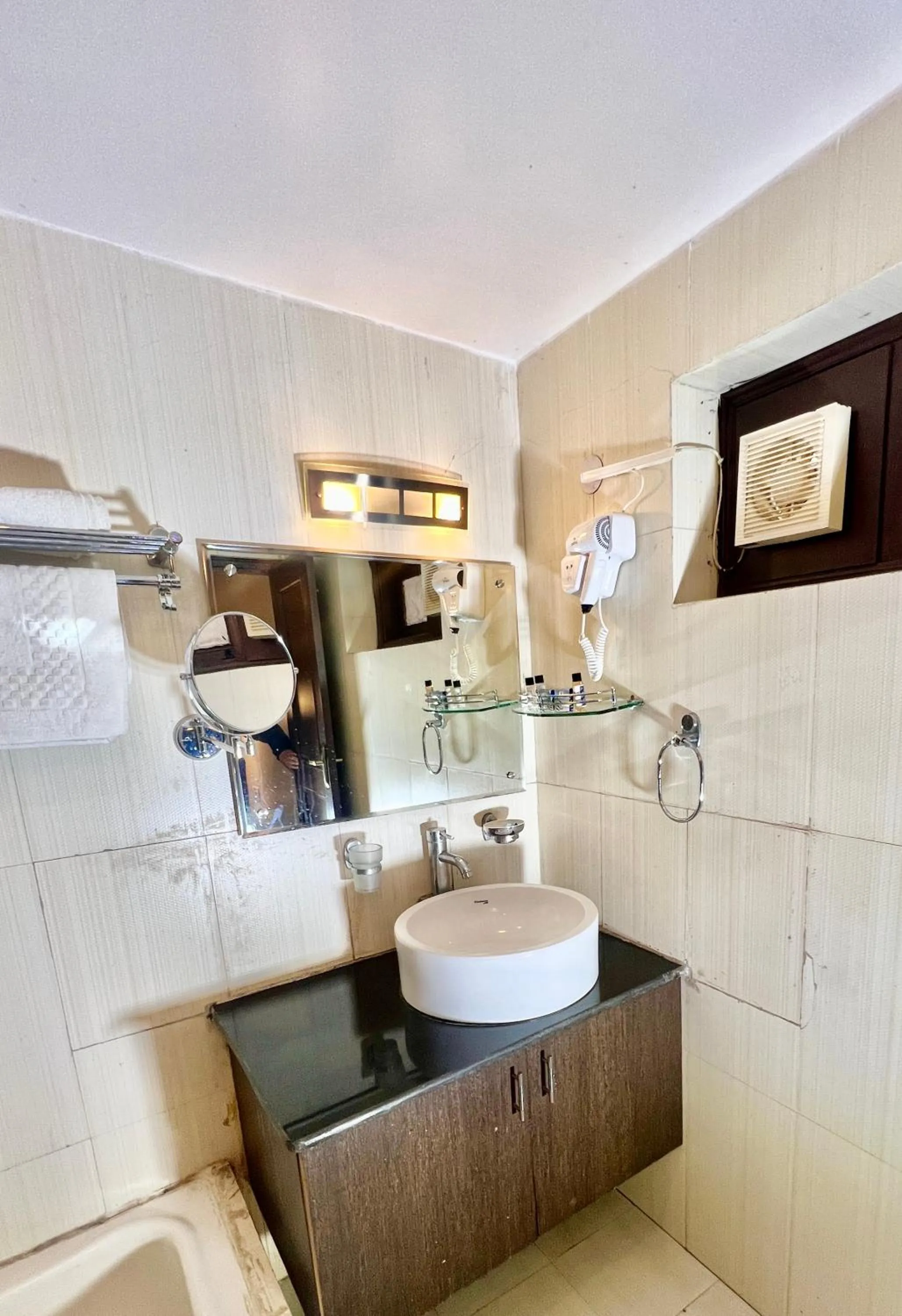 Bathroom in Sea Hawk - Luxury Hill Resort 4 mins from Bhimtal Lake