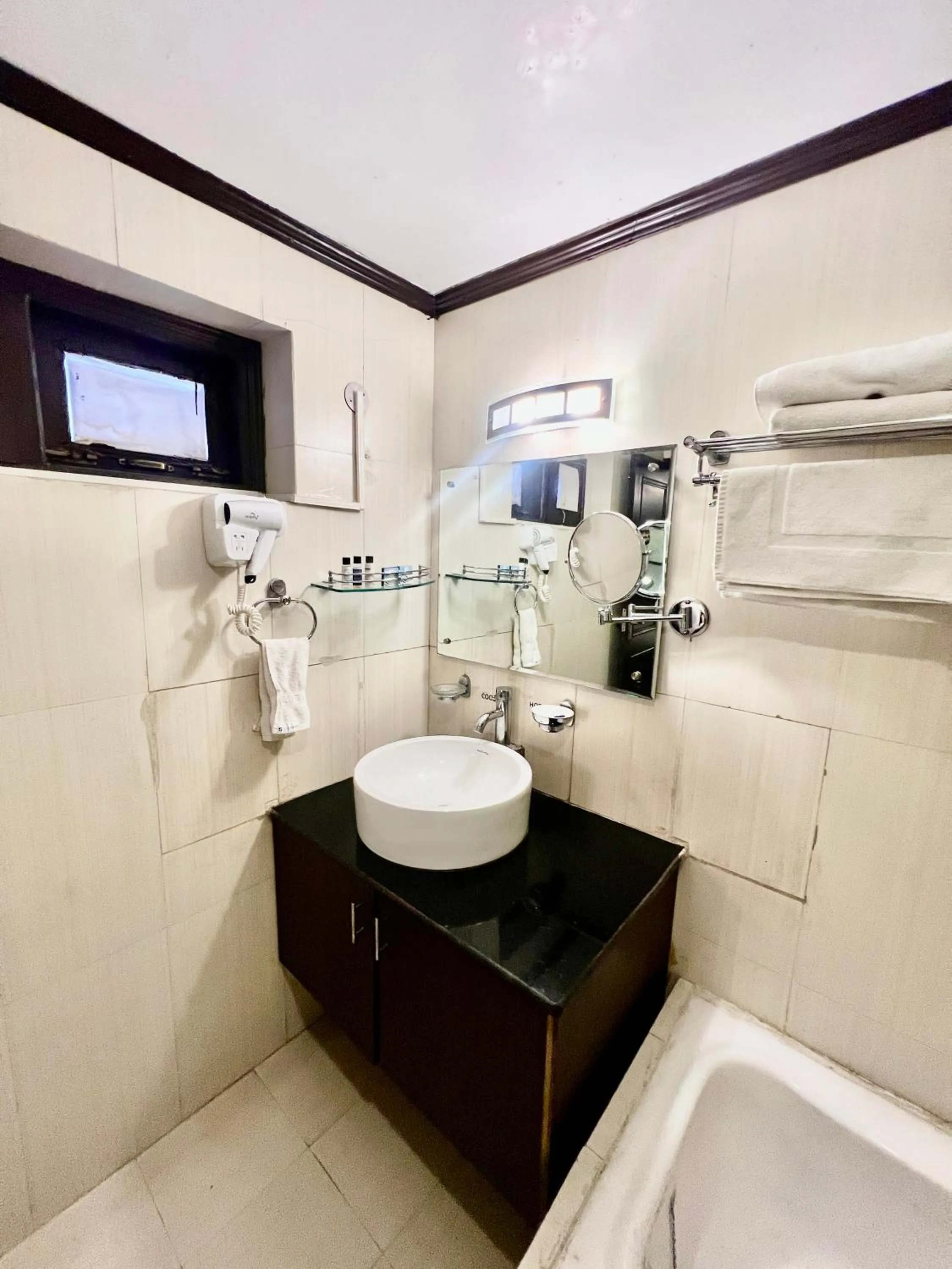 Bathroom in Sea Hawk - Luxury Hill Resort 4 mins from Bhimtal Lake