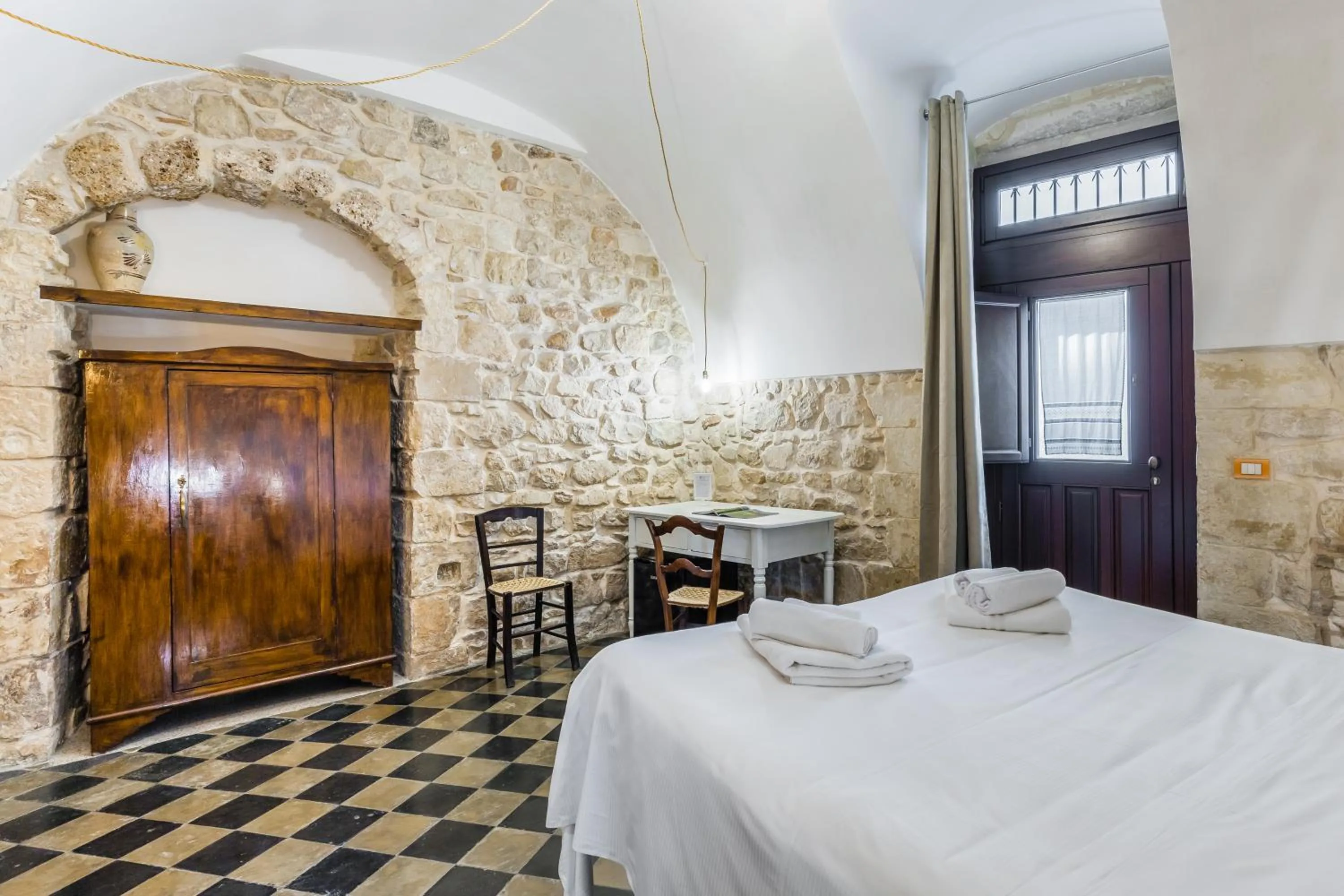 Photo of the whole room, Bed in Scicli Albergo Diffuso