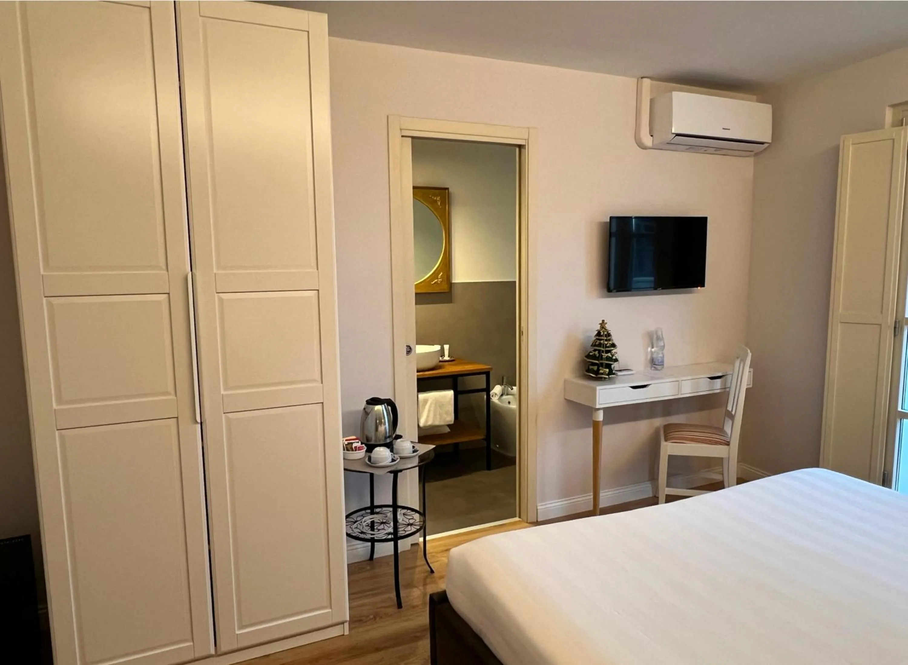 Photo of the whole room, Bed in CorteViva Boutique B&B