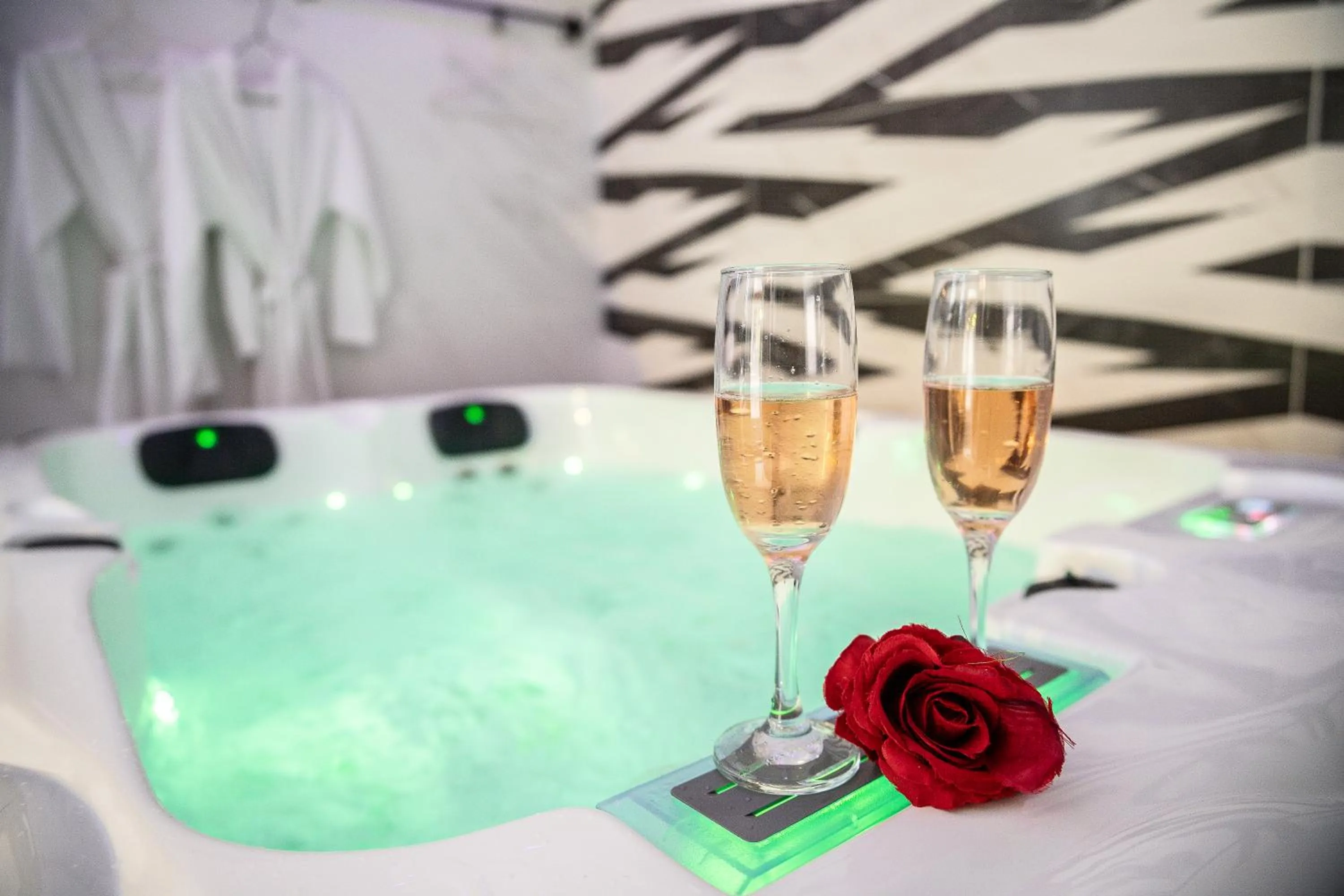 Hot Tub in Gite & Spa Privatif Glam'88 - Vosges