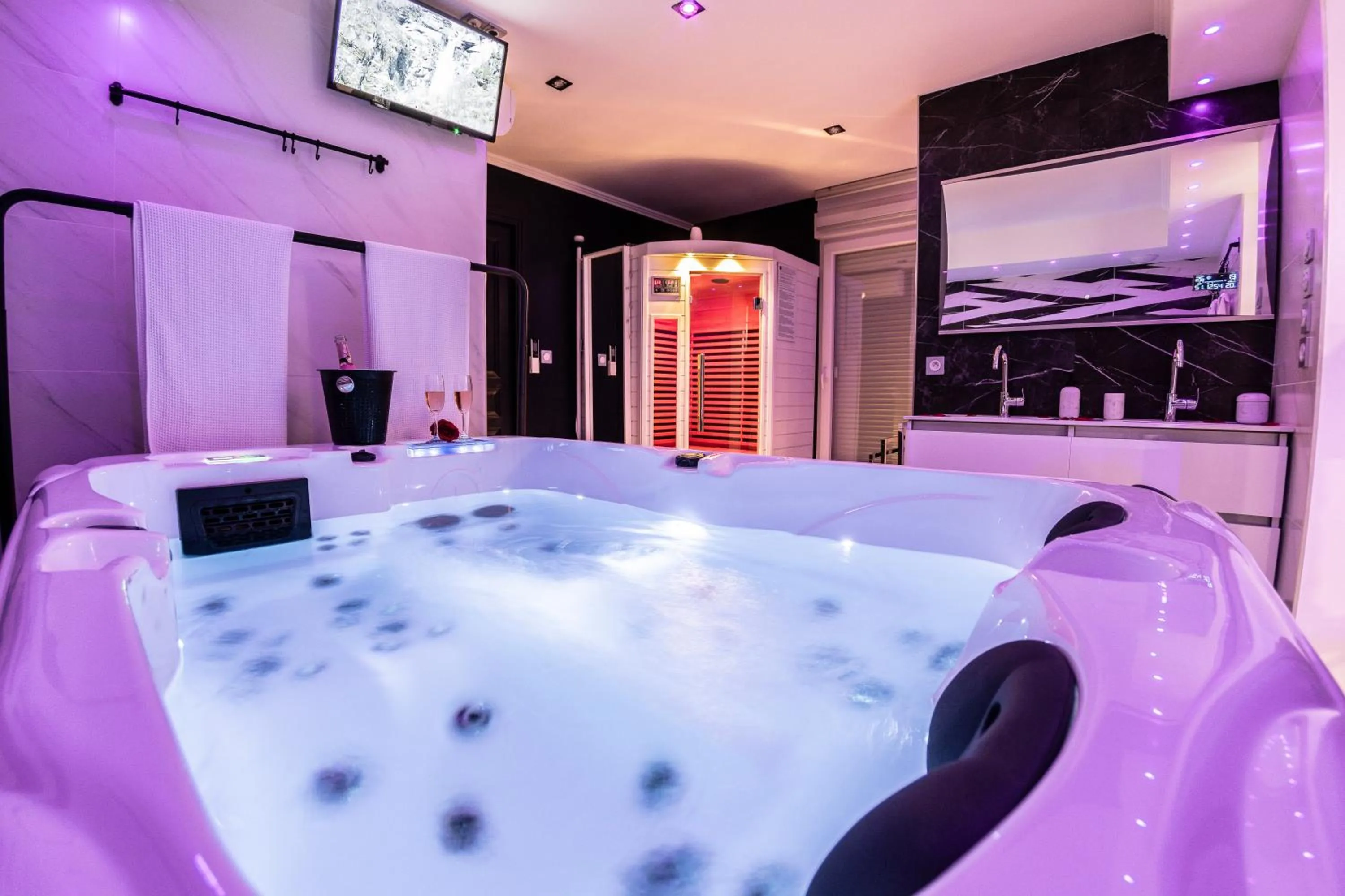 Hot Tub in Gite & Spa Privatif Glam'88 - Vosges