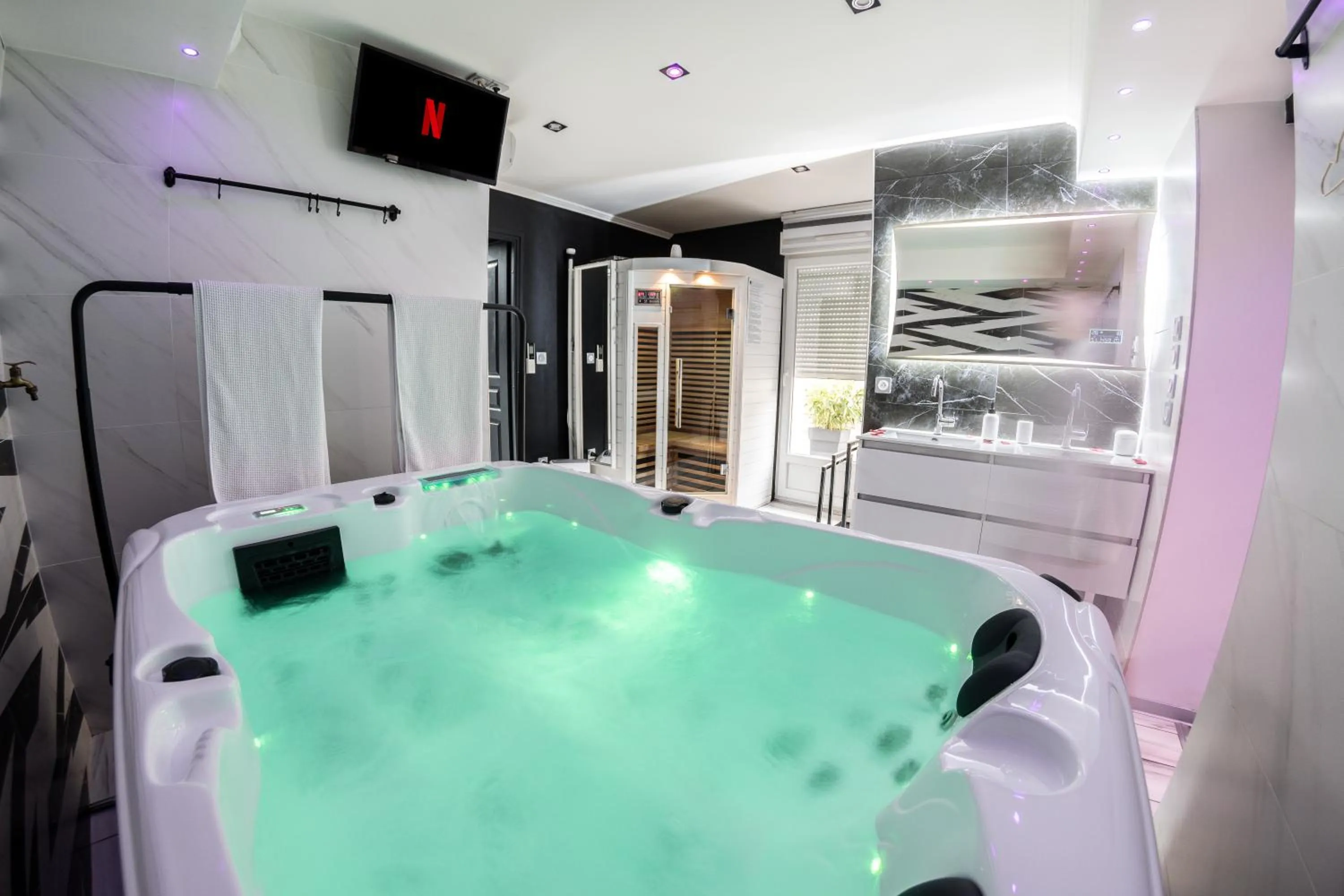 Hot Tub in Gite & Spa Privatif Glam'88 - Vosges
