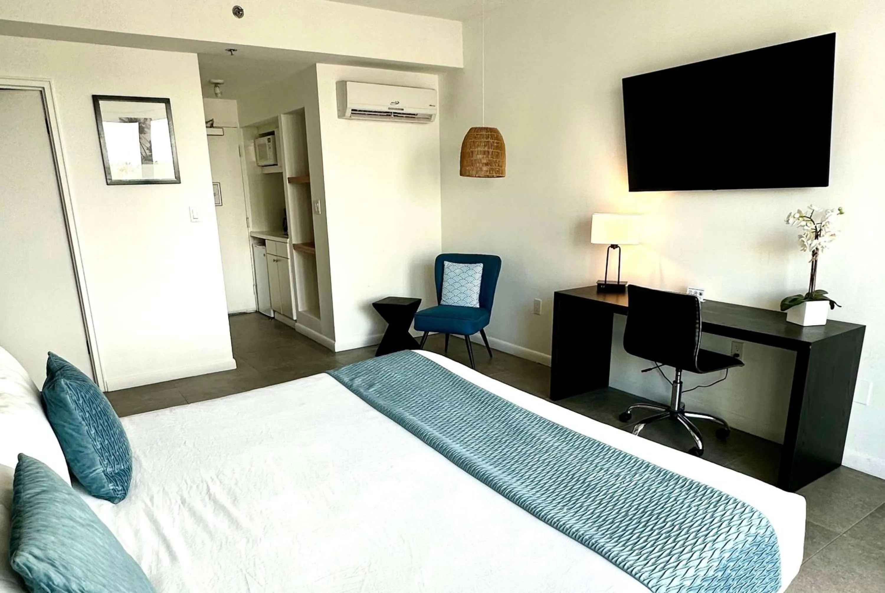 Photo of the whole room, Bed in MB Hotel, Trademark Collection by Wyndham