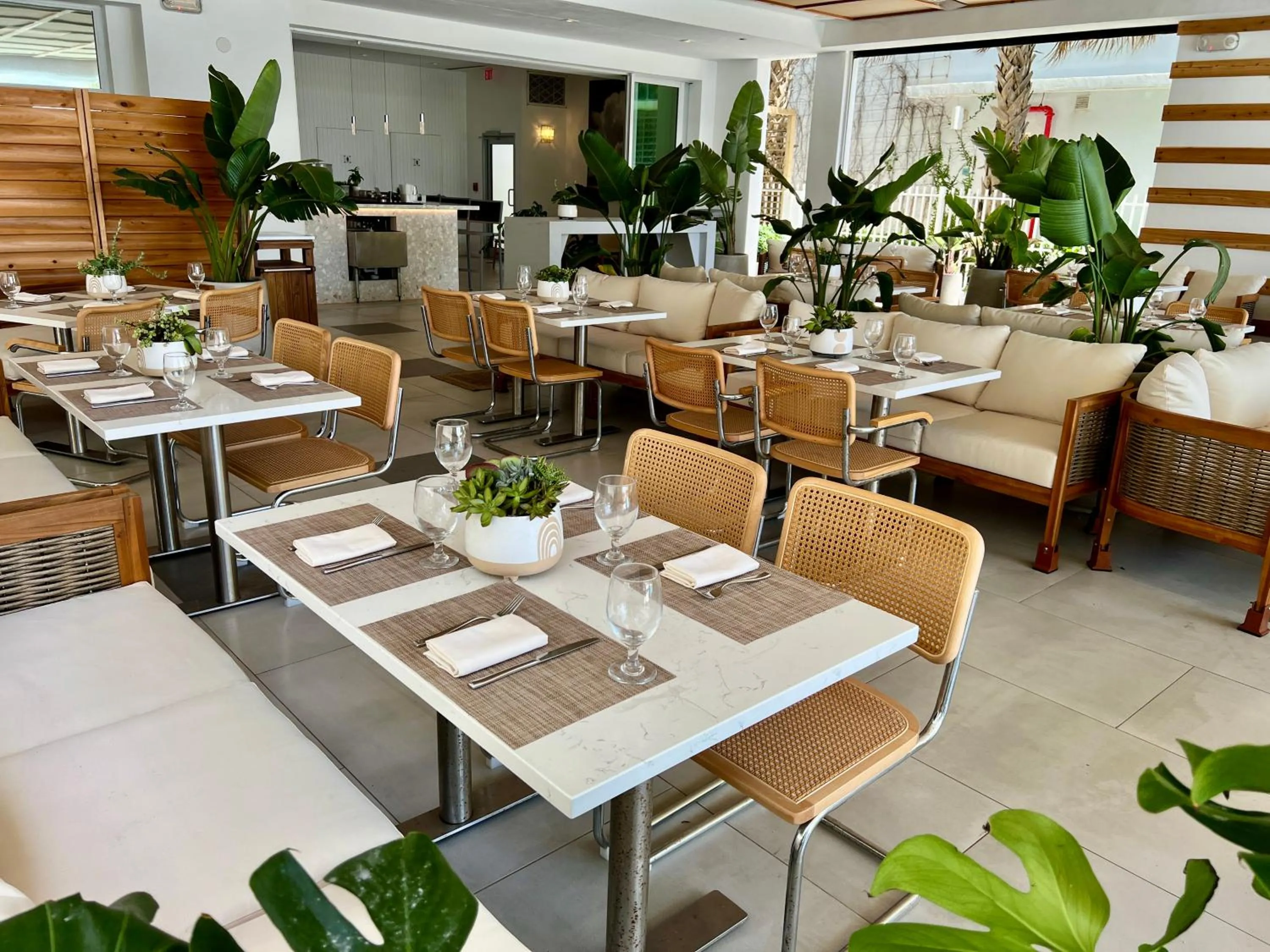 Restaurant/places to eat in MB Hotel, Trademark Collection by Wyndham