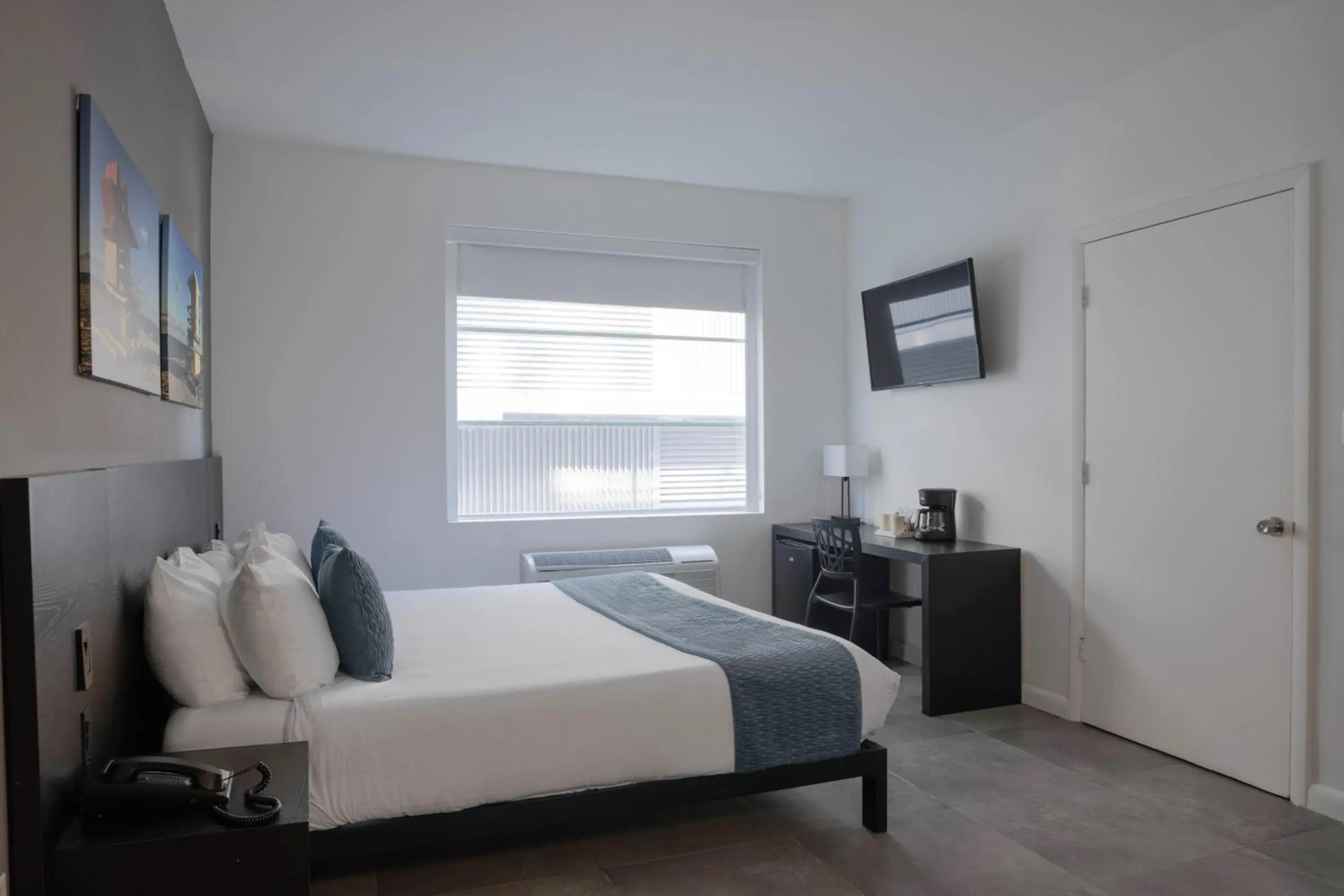 1 King Bed, Mobility/Hearing Accessible Room, Roll-In Shower, Non-Smoking in MB Hotel, Trademark Collection by Wyndham 1 King Bed, Mobility/Hearing Accessible Room, Roll-In Shower, Non-Smoking in MB Hotel, Trademark Collection by Wyndham