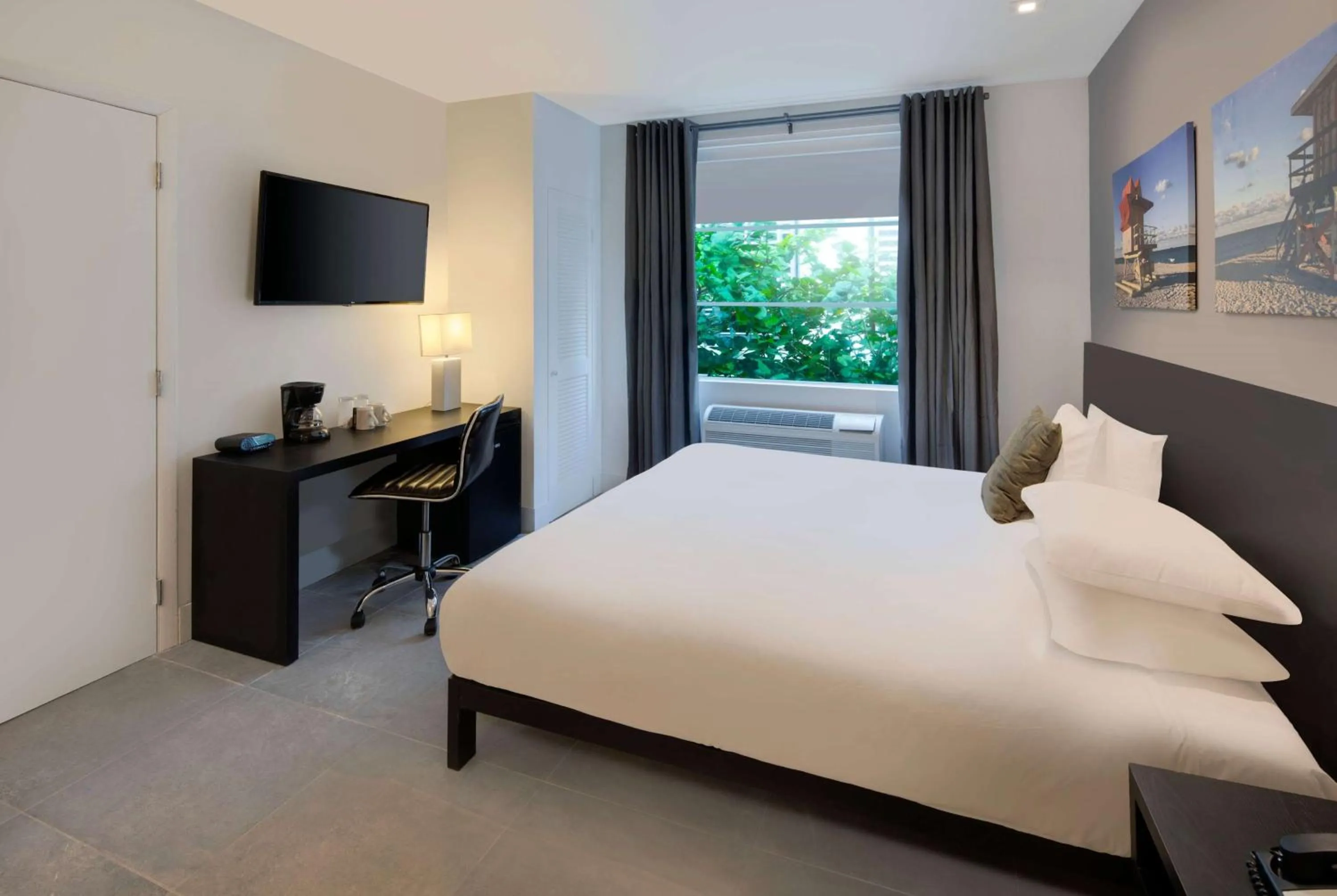 Photo of the whole room, Bed in MB Hotel, Trademark Collection by Wyndham