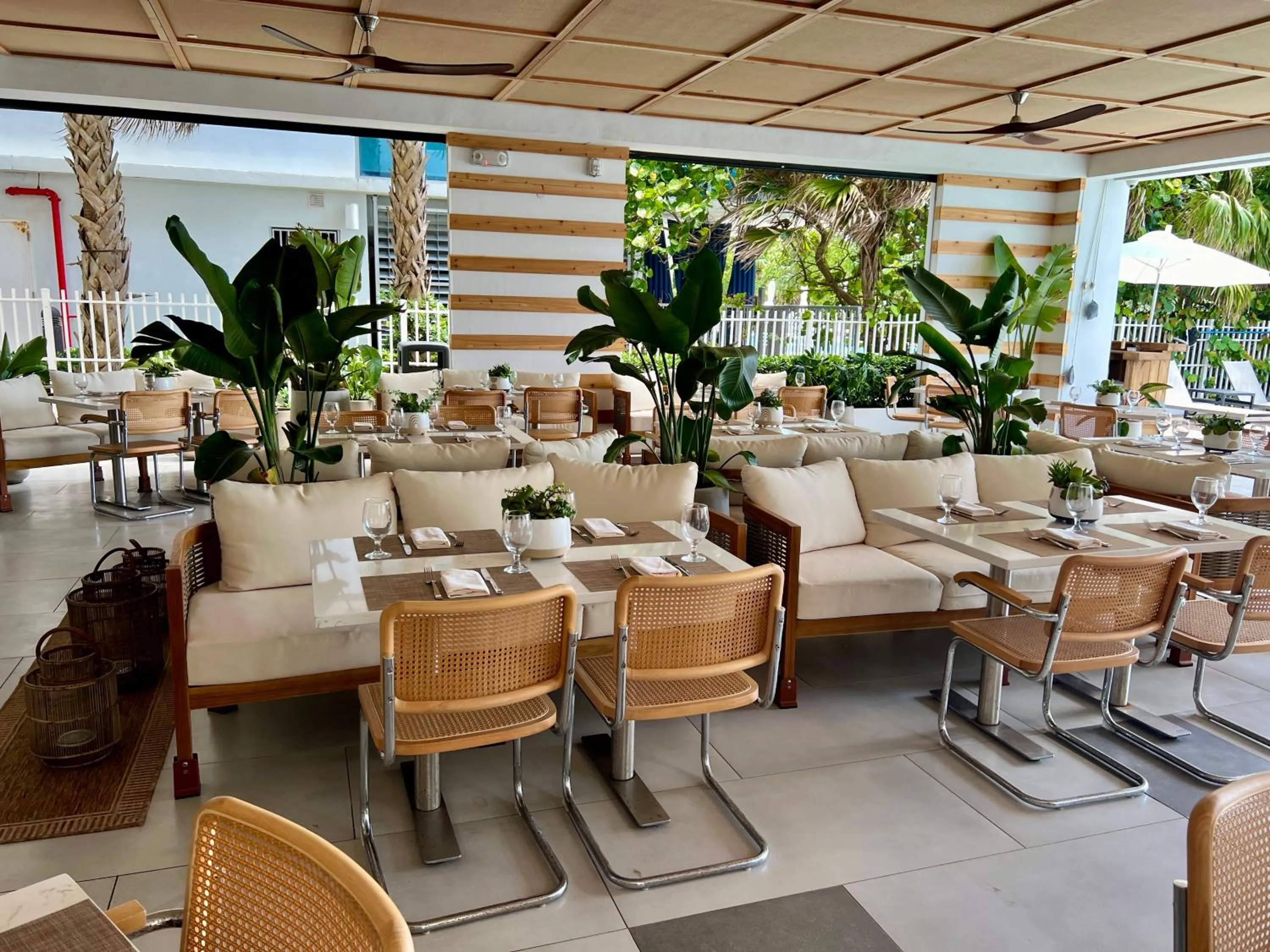 Restaurant/places to eat in MB Hotel, Trademark Collection by Wyndham