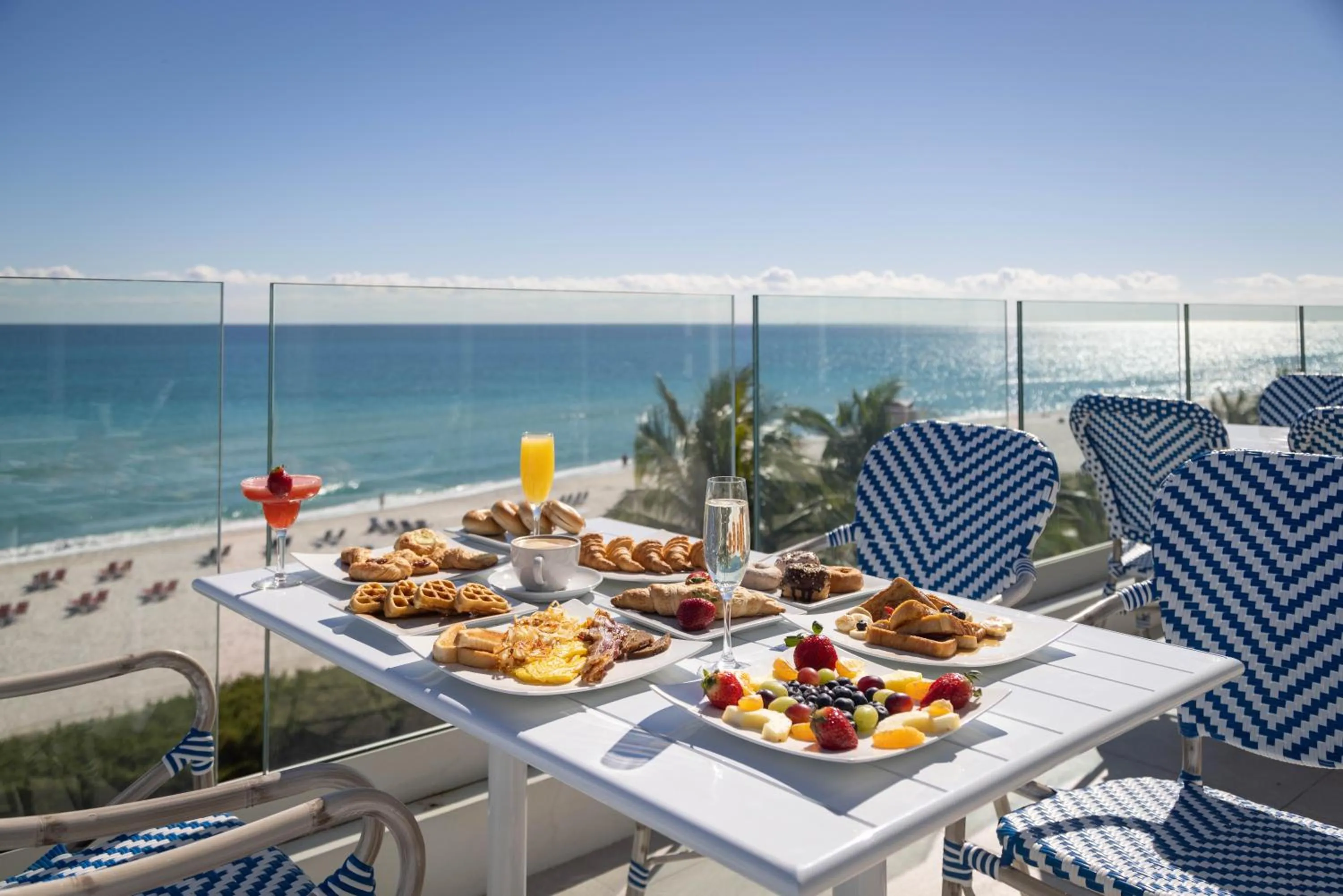 Restaurant/places to eat in MB Hotel, Trademark Collection by Wyndham