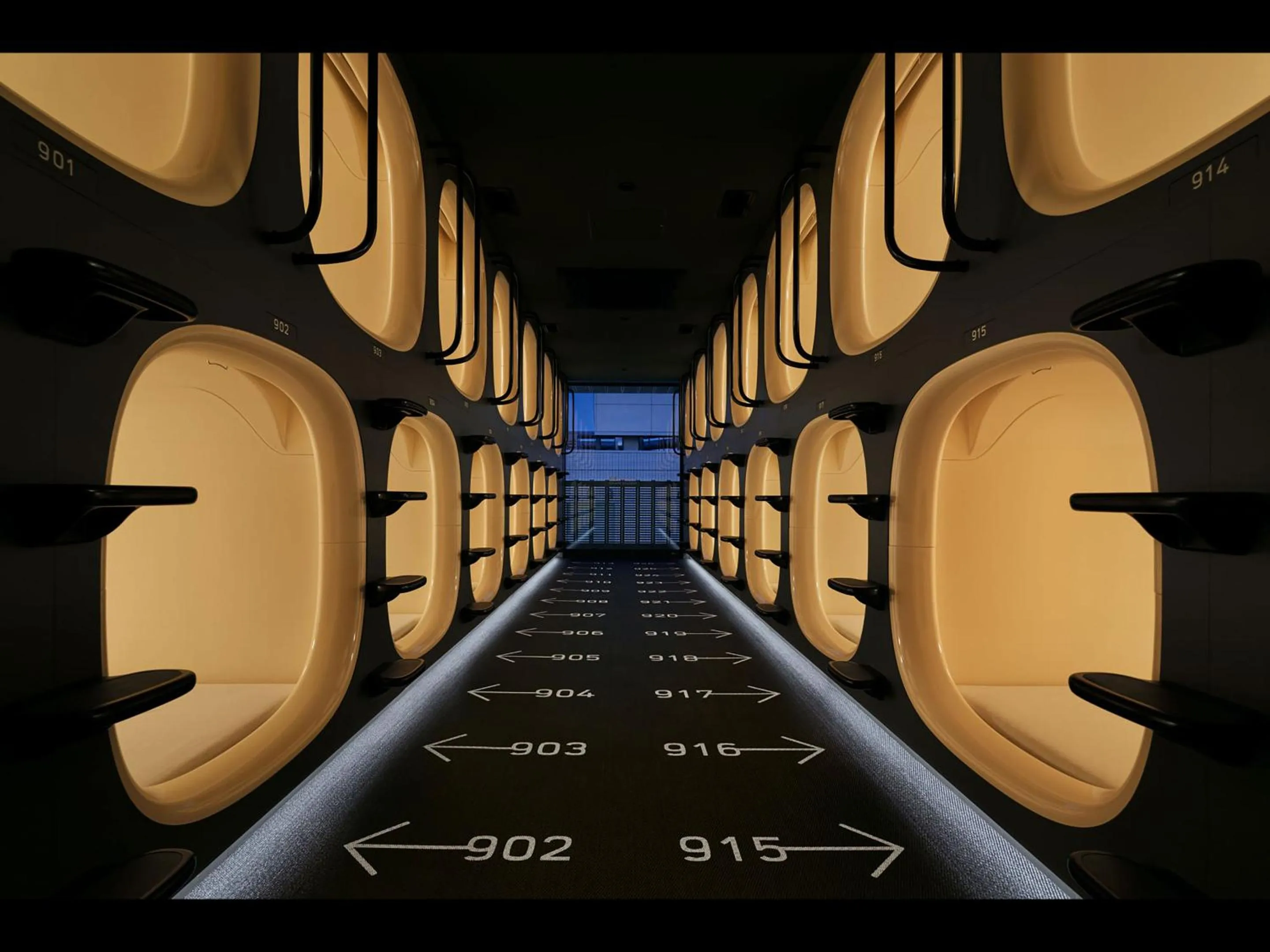 Photo of the whole room in 9h nine hours Nagoya station