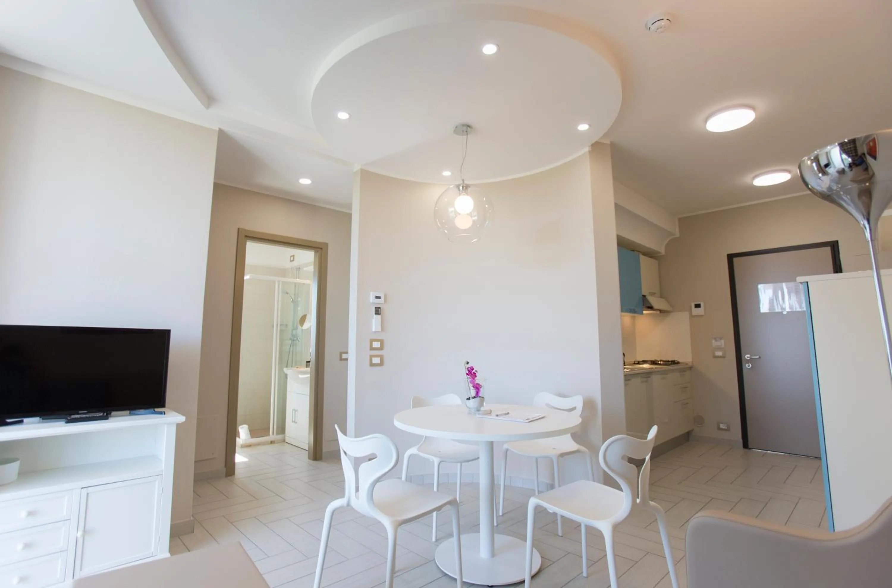 TV and multimedia in Nero D'Avorio Aparthotel & SPA