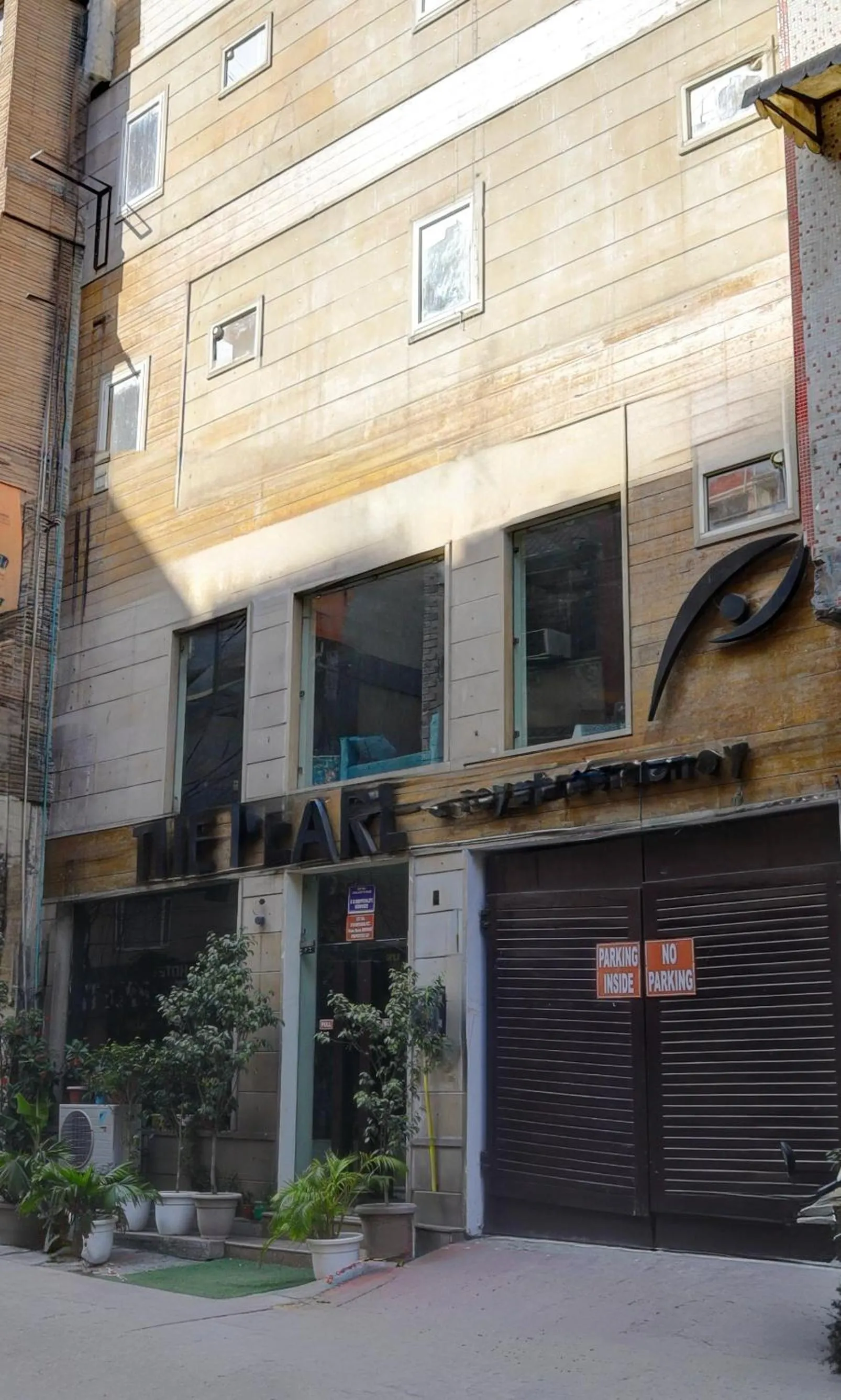 Facade/entrance in The Pearl- A Royal Residency