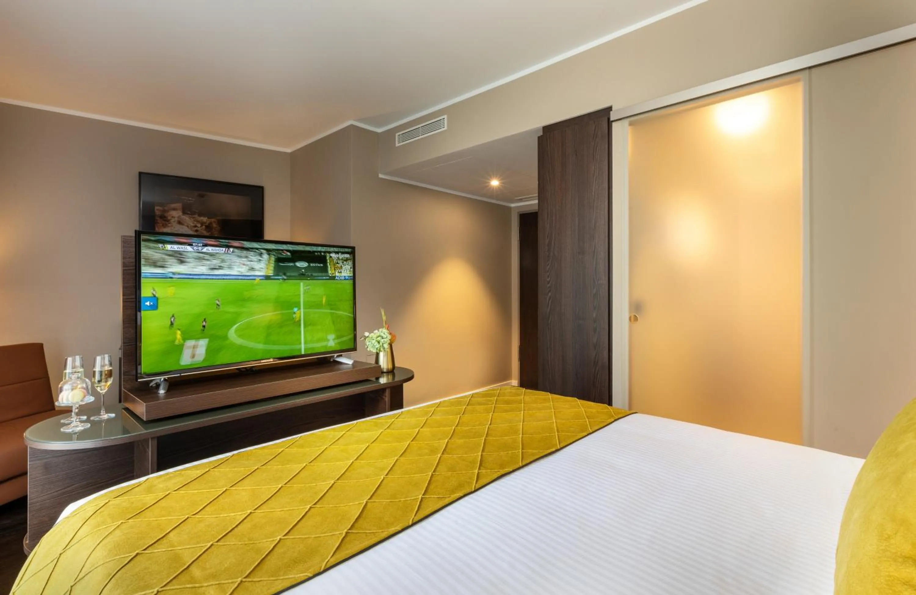 Photo of the whole room, Bed in Leonardo Hotel Dortmund