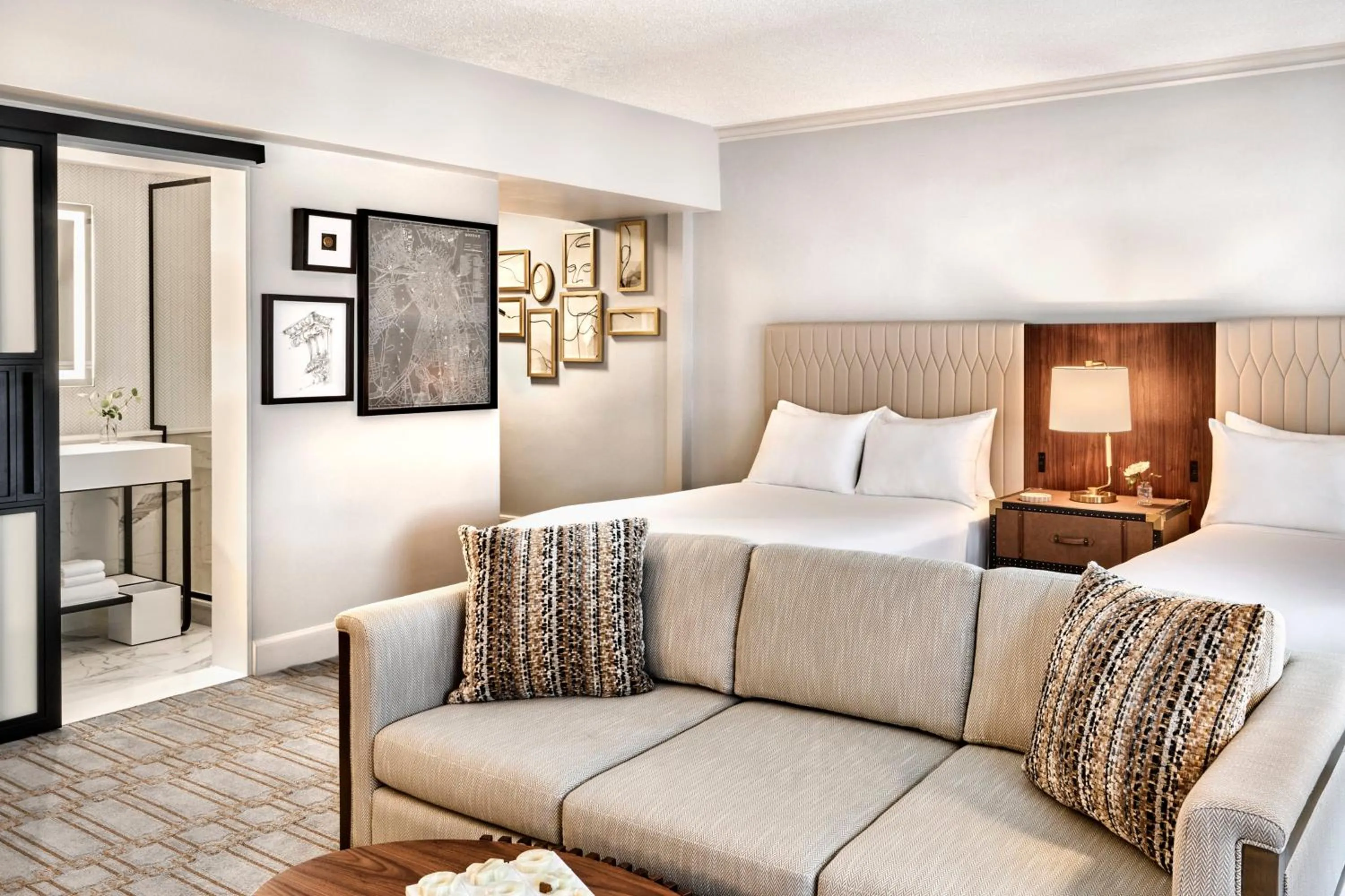 Photo of the whole room, Bed in Boston Omni Parker House Hotel