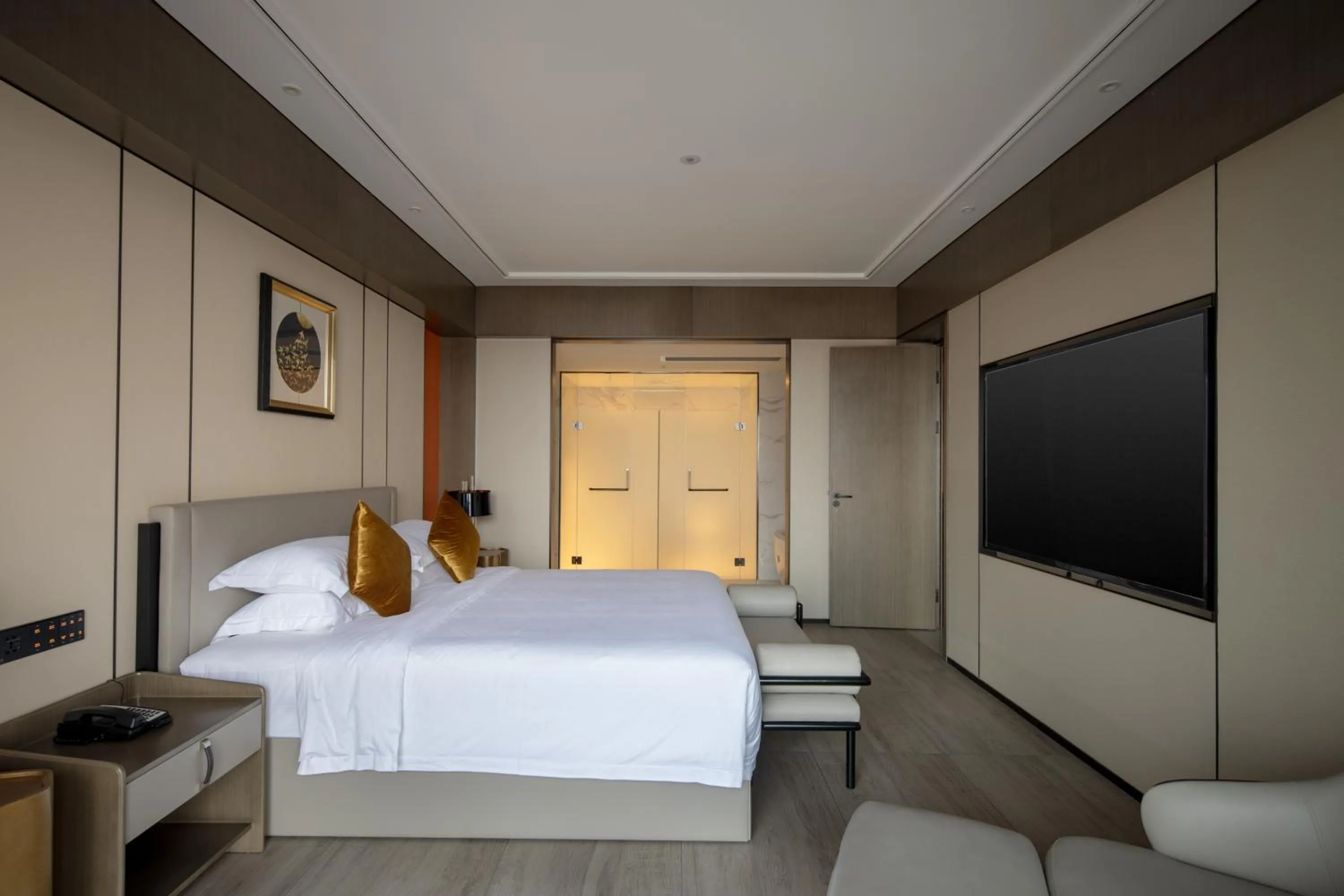 Shower, Bed in Tian Yi International Hotel 天艺国际酒店