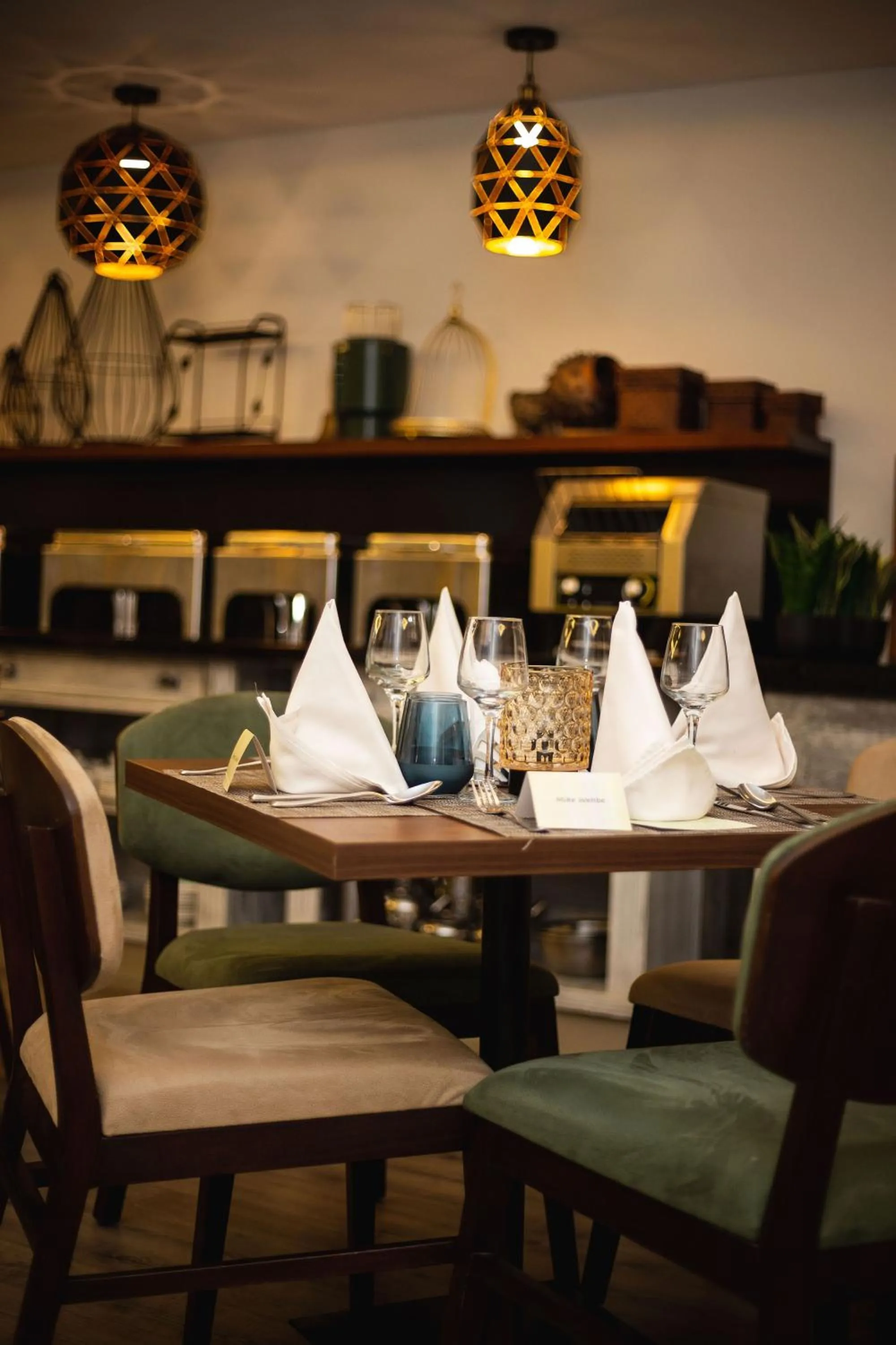 Restaurant/places to eat in Central Hotel Ridge