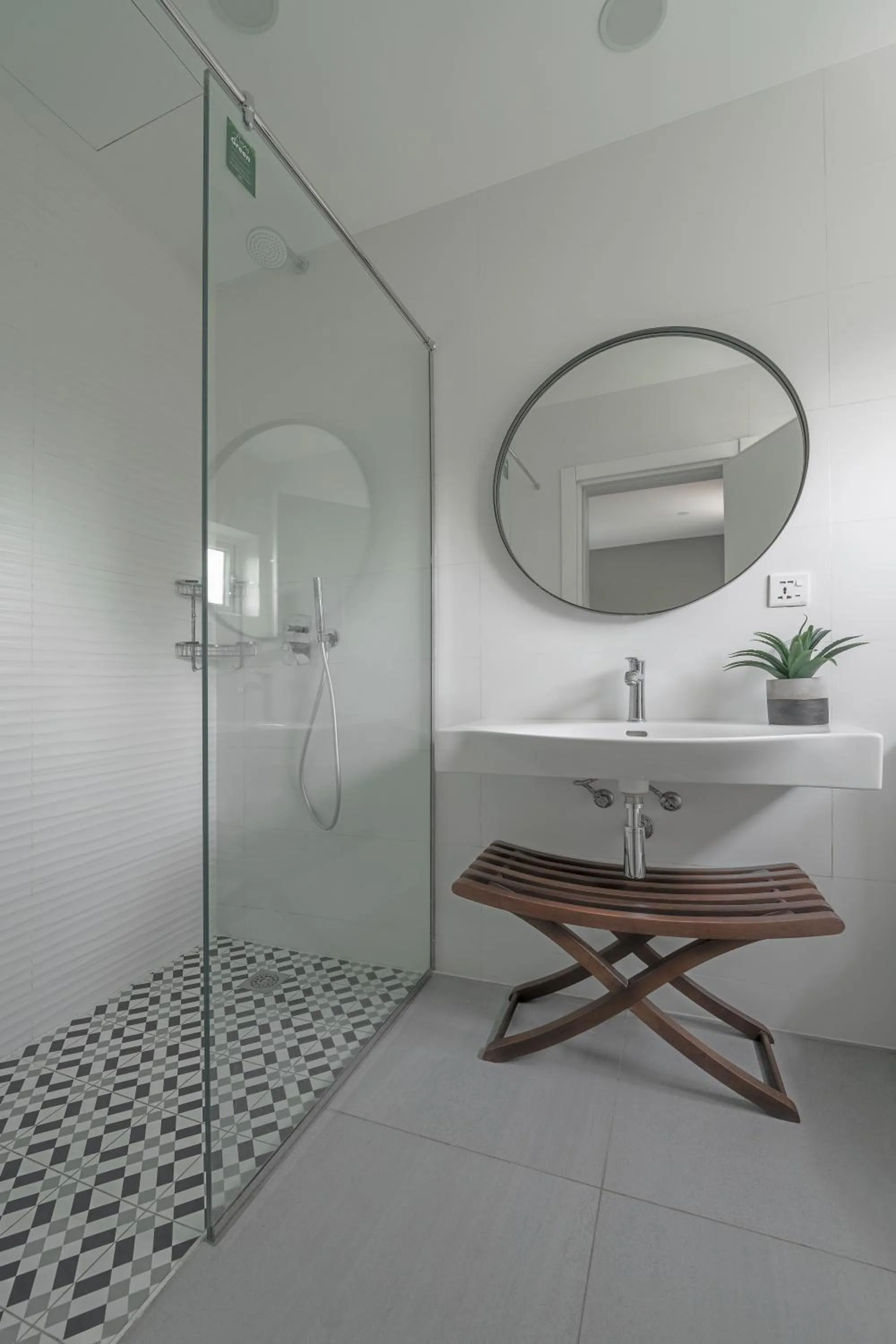 Shower in Central Hotel Ridge