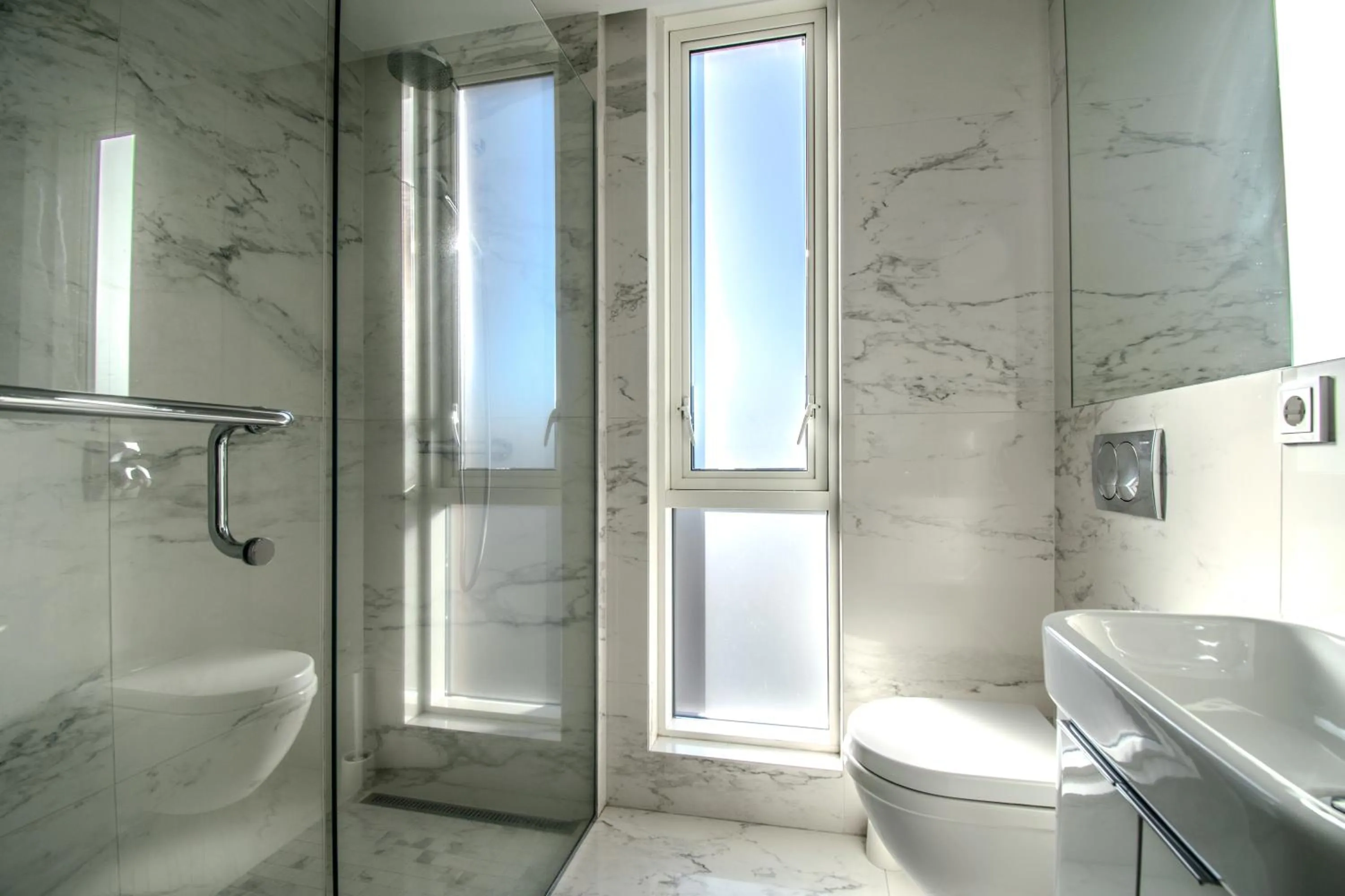 Shower in Midtown Hotel