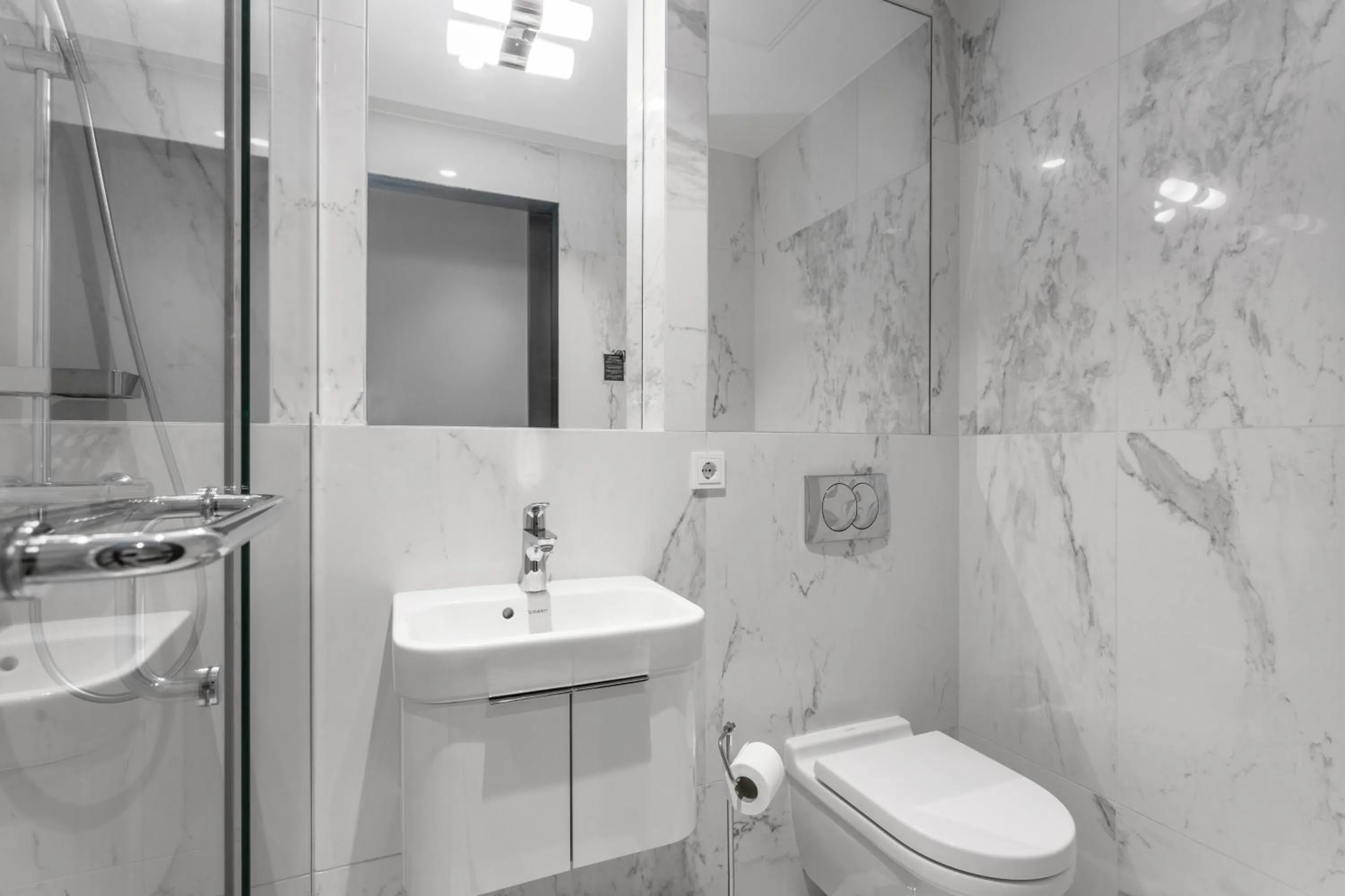 Toilet in Midtown Hotel