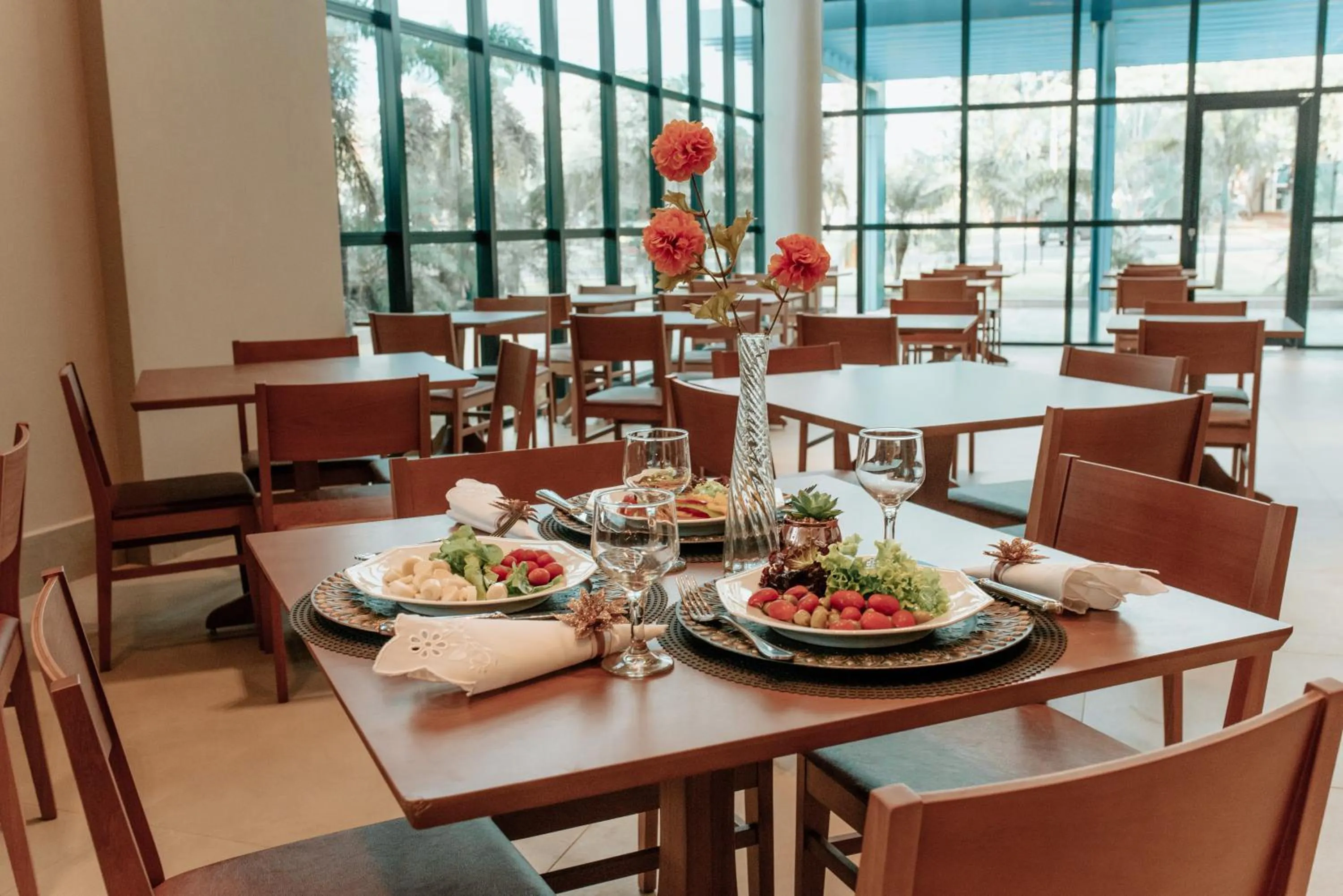 Restaurant/places to eat in Hplus Premium Palmas