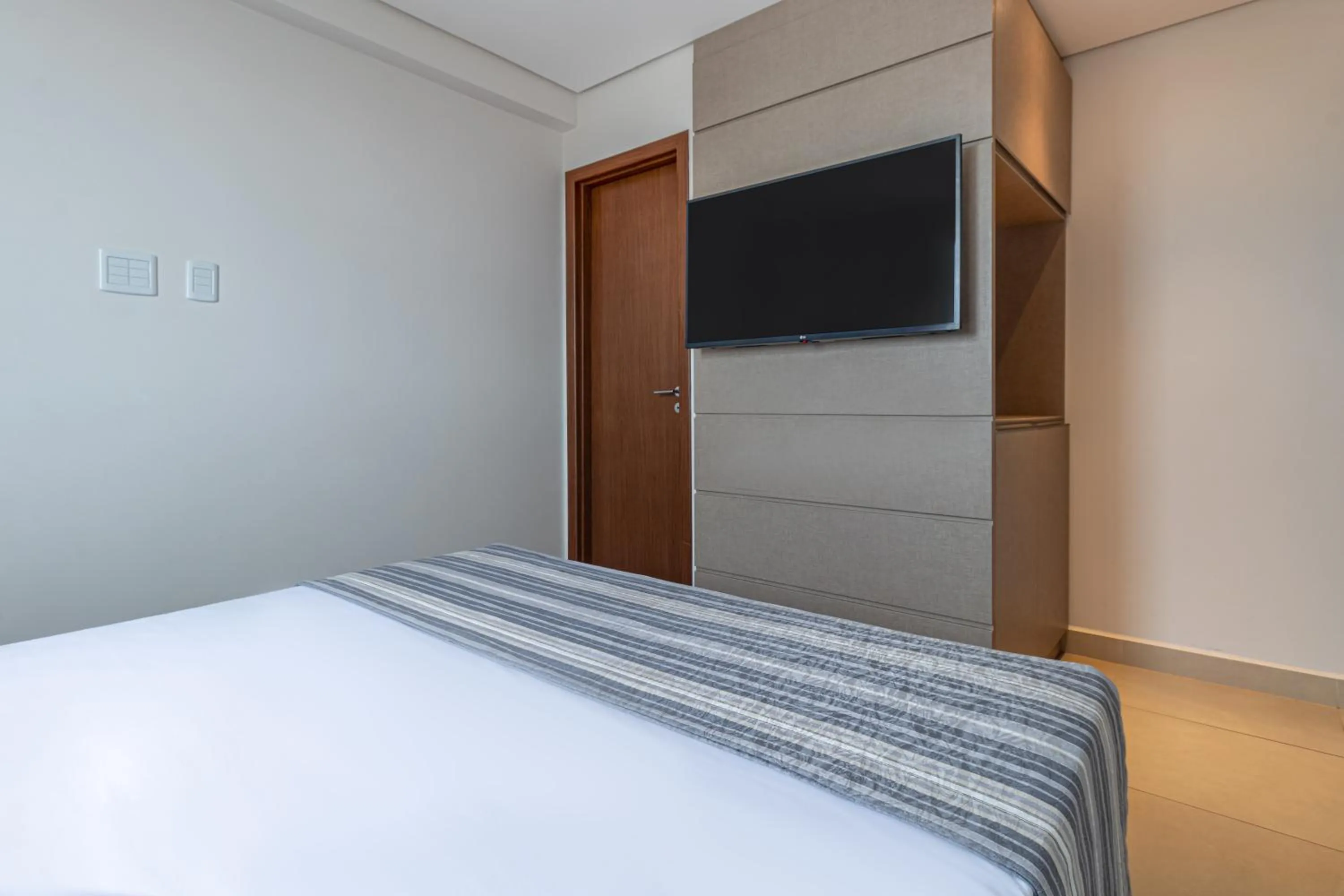 Communal lounge/ TV room, Bed in Hplus Premium Palmas