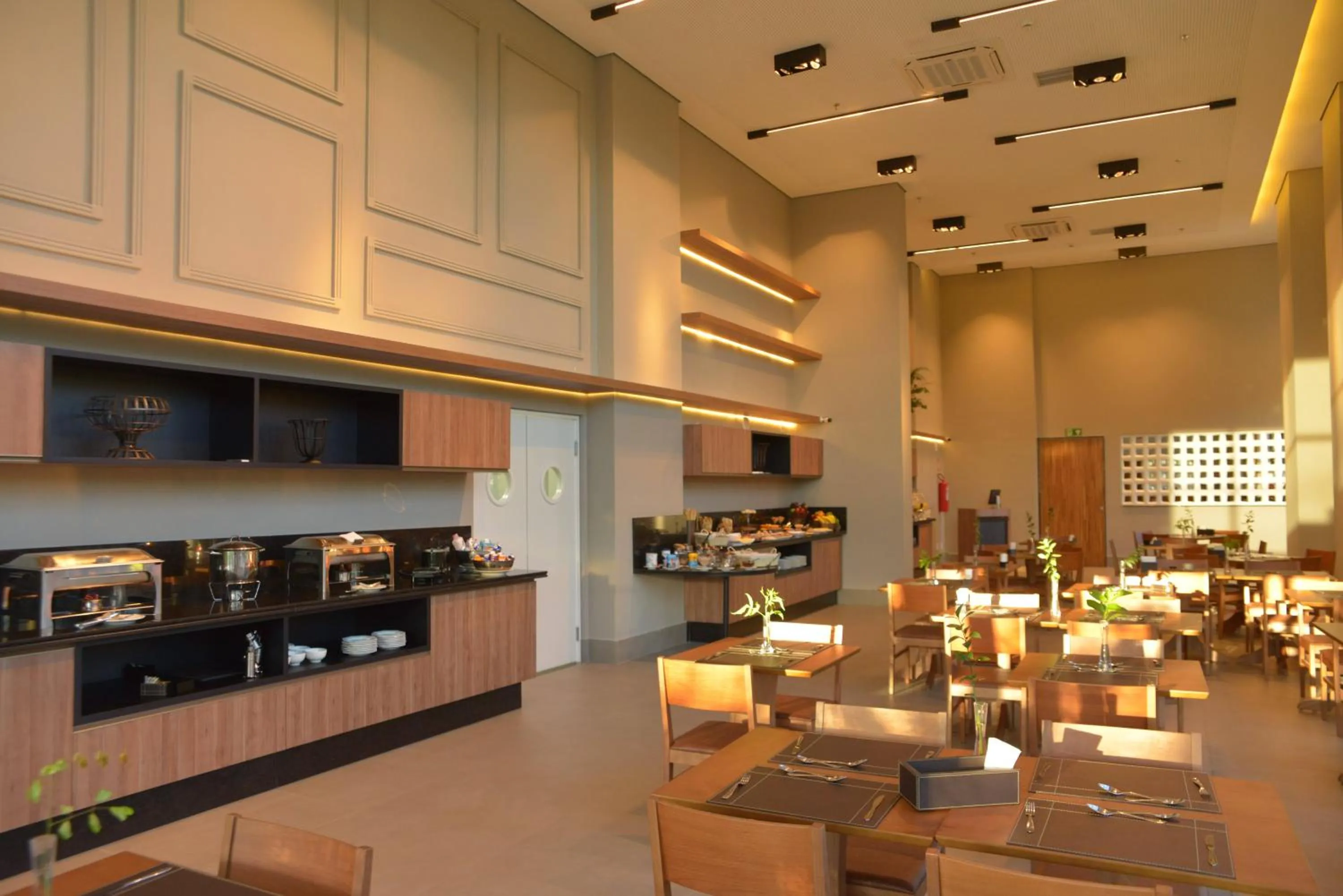 Restaurant/places to eat in Hplus Premium Palmas