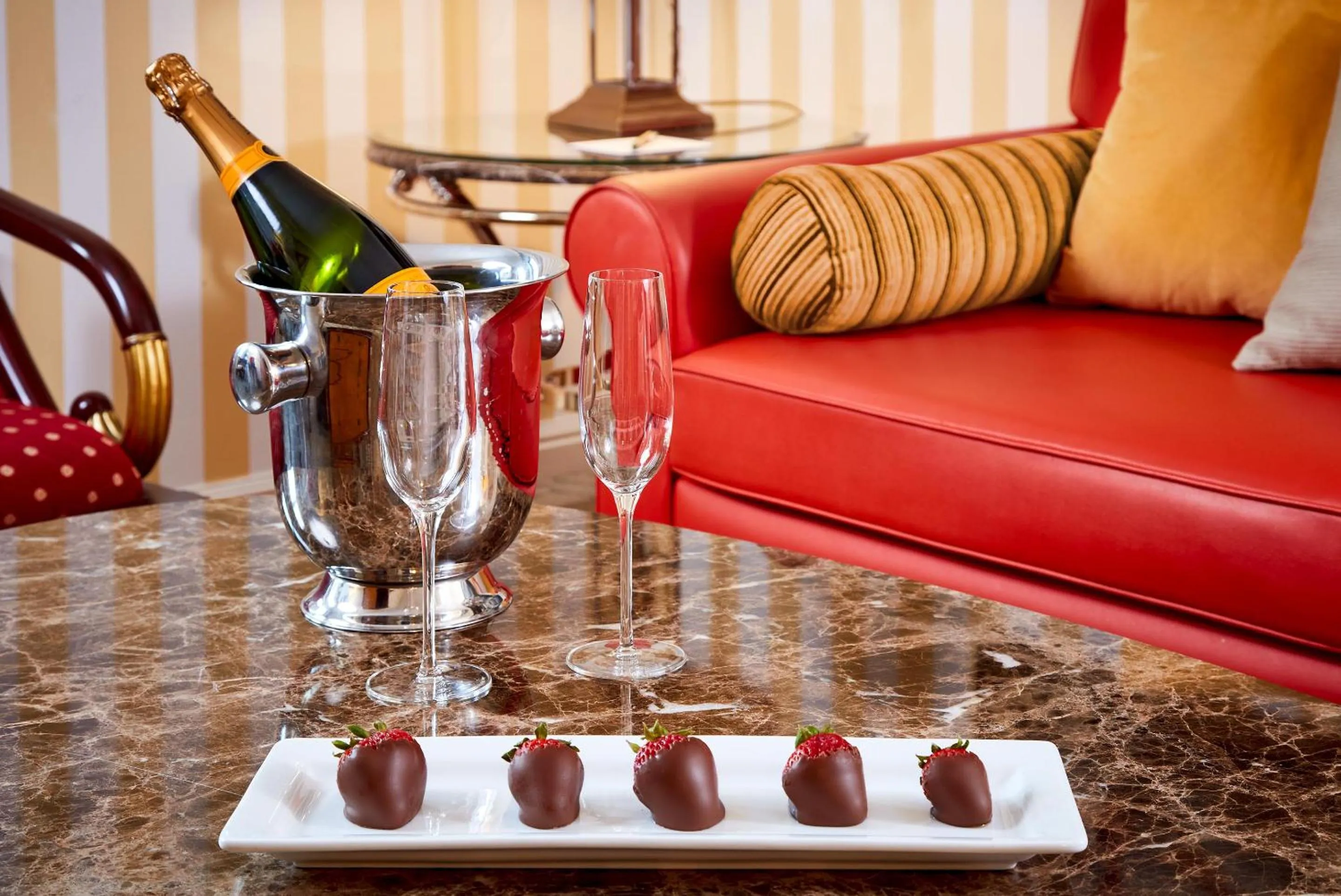 Food and drinks in Orchard Hotel